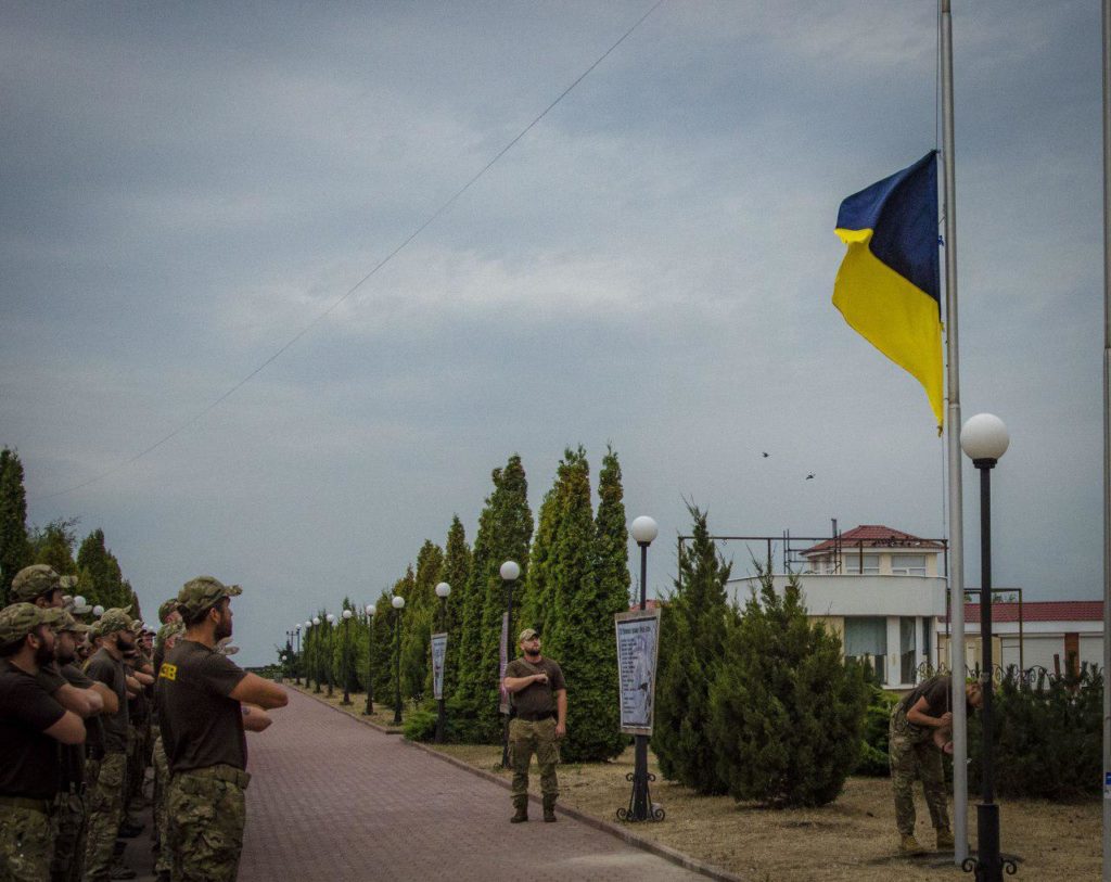 НА БАЗАХ АЗОВУ ВІДБУЛИСЬ УРОЧИСТІ ШИКУВАННЯ З ПІДНЯТТЯМ ДЕРЖАВНОГО ПРАПОРА