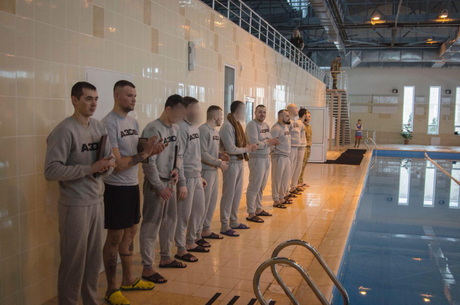 АЗОВЦІ ПОЗМАГАЛИСЯ У ПЛАВАННІ