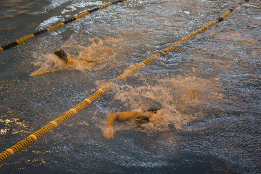 АЗОВЦІ ПОЗМАГАЛИСЯ У ПЛАВАННІ