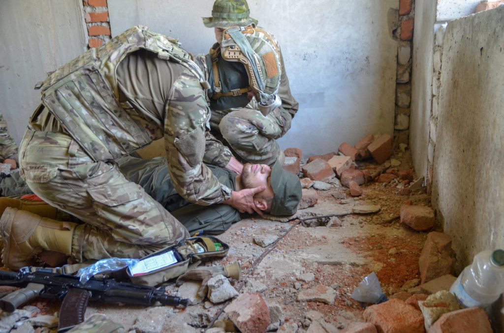 Фінальний день медичного курсу для бійців 3-ї роти 2-го батальйону полку АЗОВ