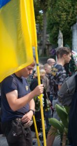 У Львові поховали азовця Олега «Ватсона» Кремеза. Сотні містян прийшли віддати шану полеглому медику