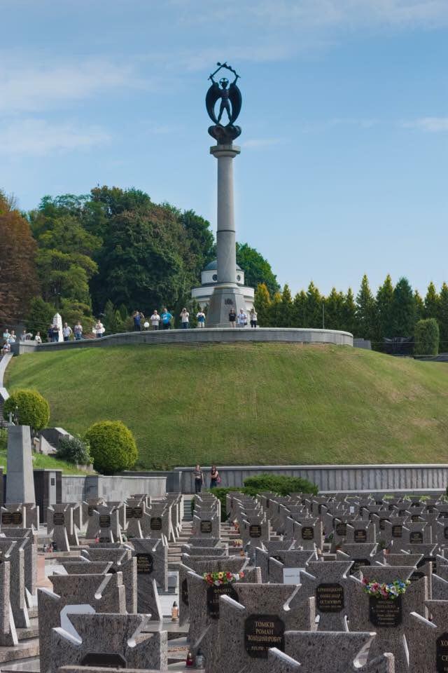 У Львові поховали азовця Олега «Ватсона» Кремеза. Сотні містян прийшли віддати шану полеглому медику