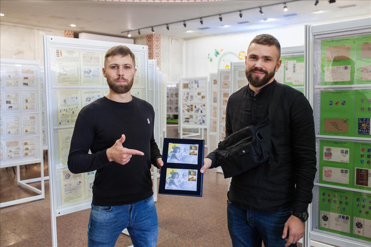Зображення екс-бійців полку АЗОВ прикрасили поштові марки