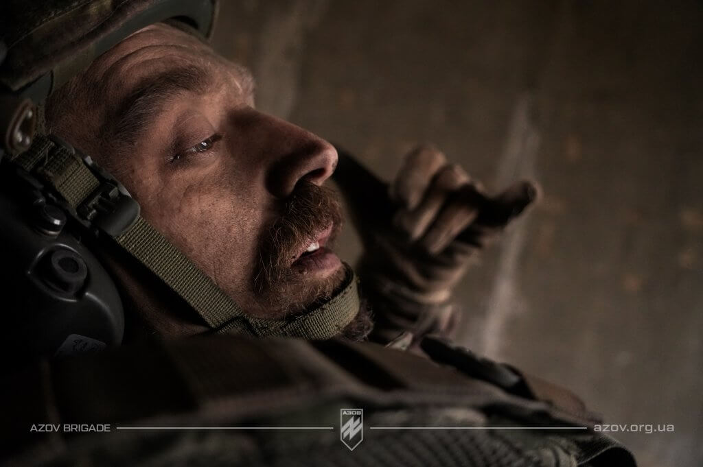 Піхотинець 6-го батальйону 12-ої бригади спеціального призначення «Азов» на передовій позиції, Торецький напрямок.