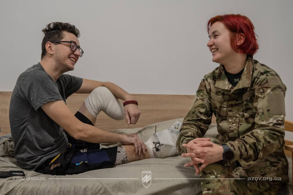 Представниця служби «Азов.Супровід» під час роботи з пораненими бійцями в госпіталі.