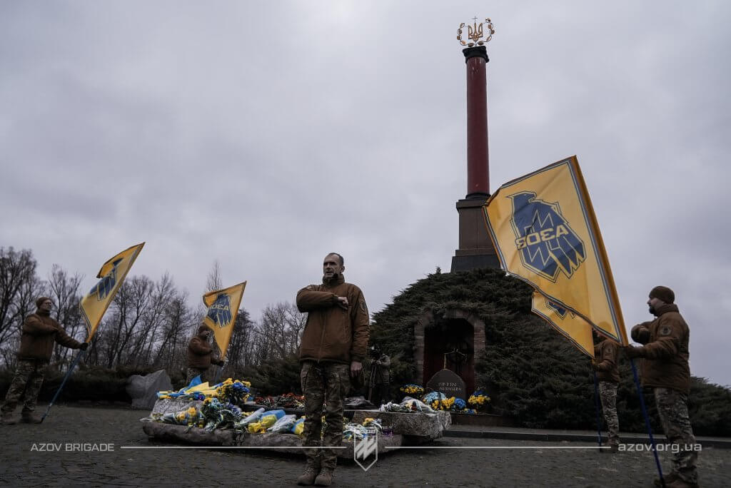 Бійці 12-ої бригади «Азов» вшанували пам'ять Героїв Крут.