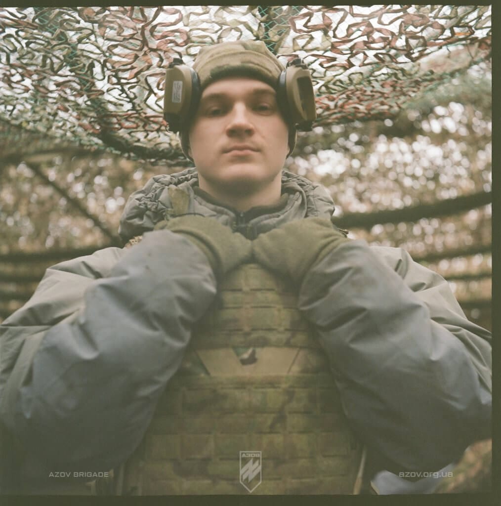 Атмосферні фото бійців 12-ої бригади спеціального призначення «Азов», зроблені на чорно-білу і кольорову плівку.