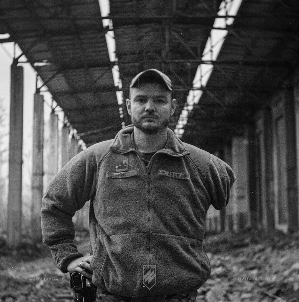 Атмосферні фото бійців 12-ої бригади спеціального призначення «Азов», зроблені на чорно-білу і кольорову плівку.