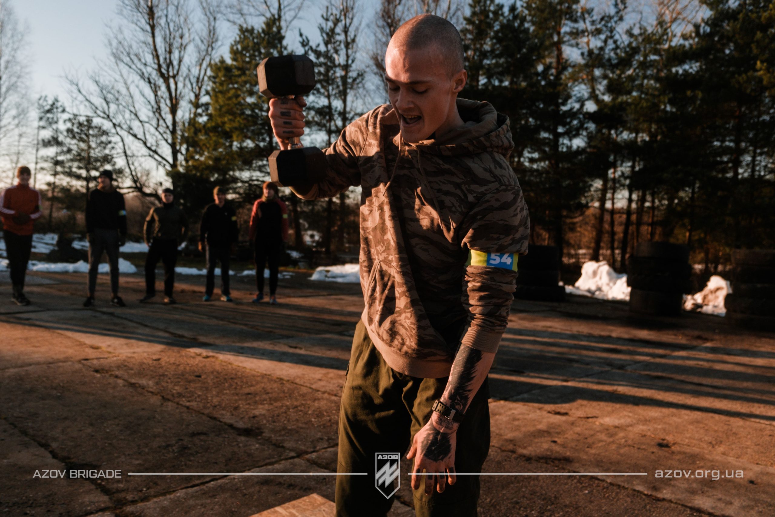 На світлинах – рекрути 12-ої бригади «Азов» проходять тренування з кросфіту під час БКБП.