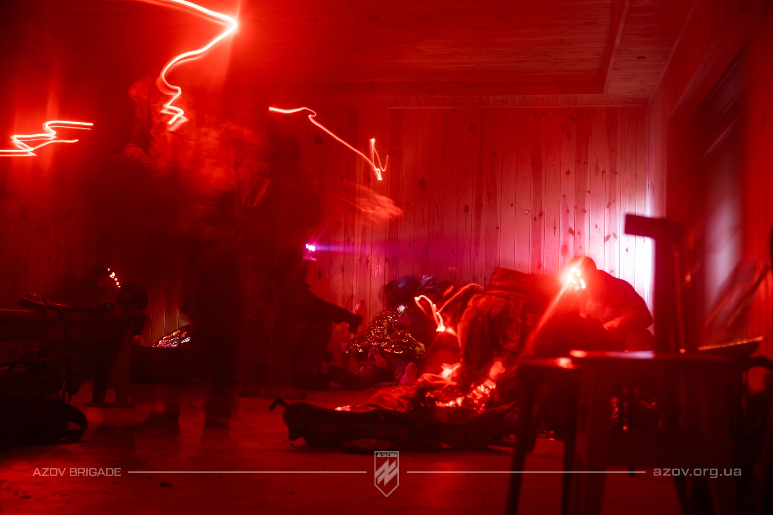 На світлинах – рекрути загону розвідки спеціального призначення 12-ої бригади «Азов» проходять стрес-тест на знання тактичної медицини в екстремальних умовах.