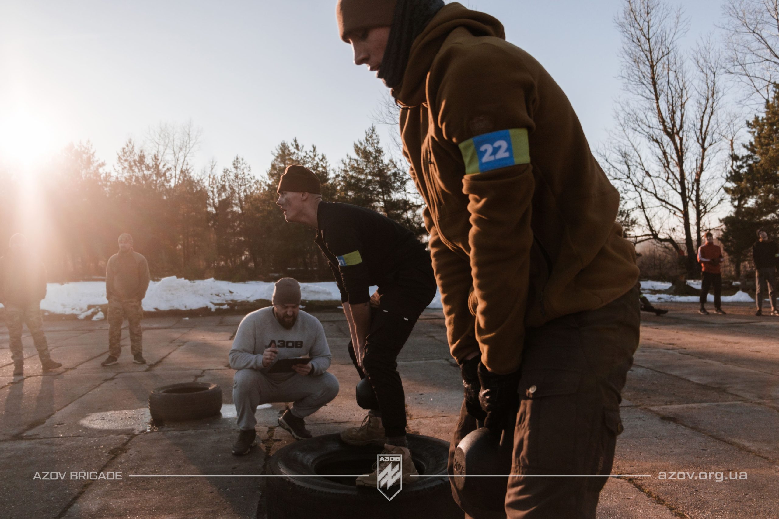 На світлинах – рекрути 12-ої бригади «Азов» проходять тренування з кросфіту під час БКБП.