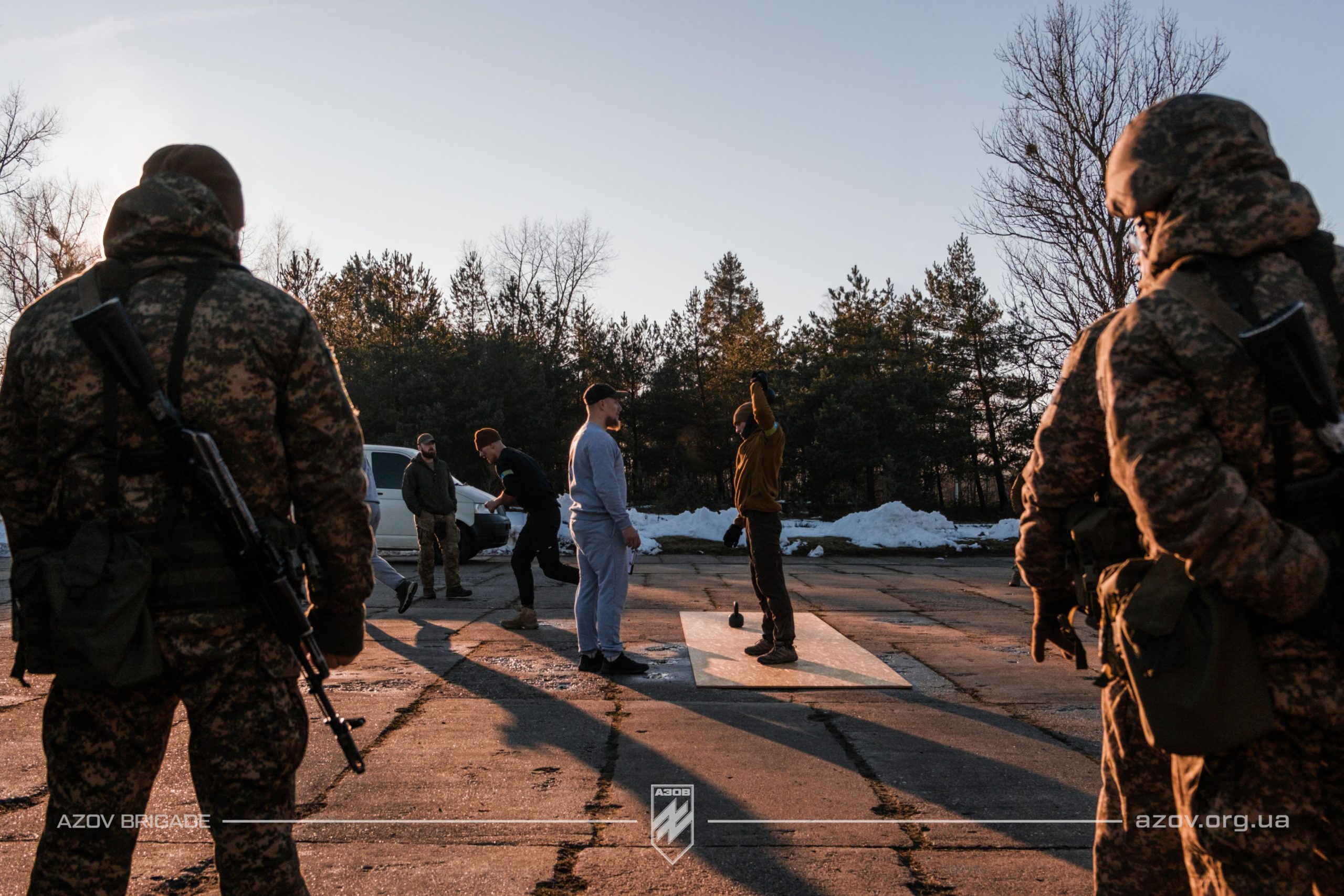 На світлинах – рекрути 12-ої бригади «Азов» проходять тренування з кросфіту під час БКБП.