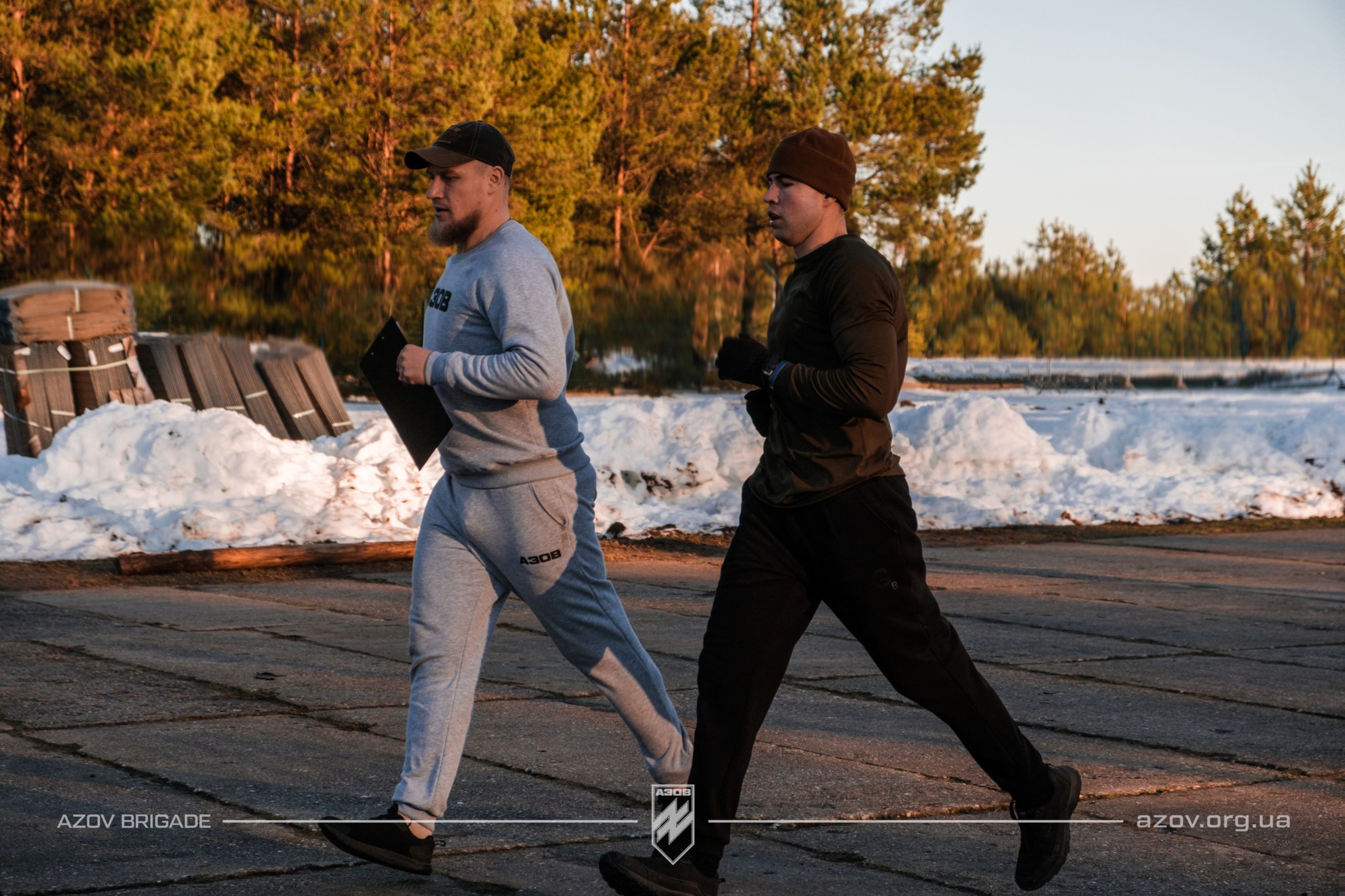 На світлинах – рекрути 12-ої бригади «Азов» проходять тренування з кросфіту під час БКБП.