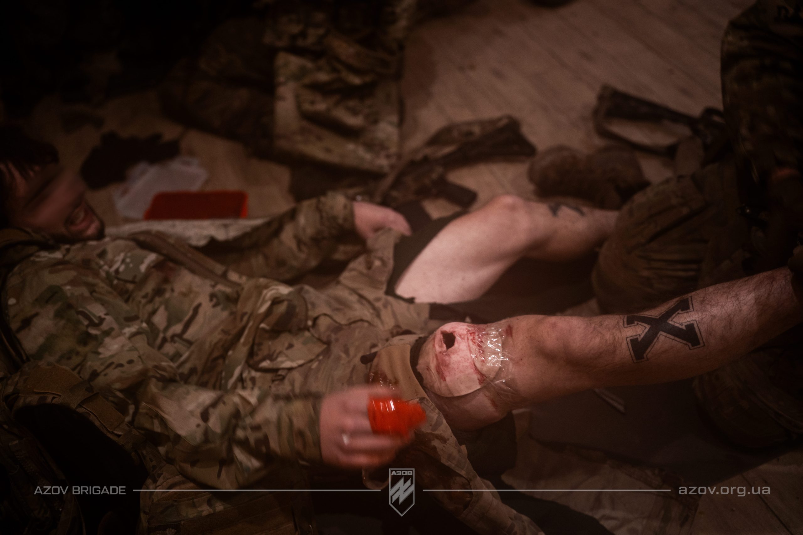 На світлинах – рекрути загону розвідки спеціального призначення 12-ої бригади «Азов» проходять стрес-тест на знання тактичної медицини в екстремальних умовах.