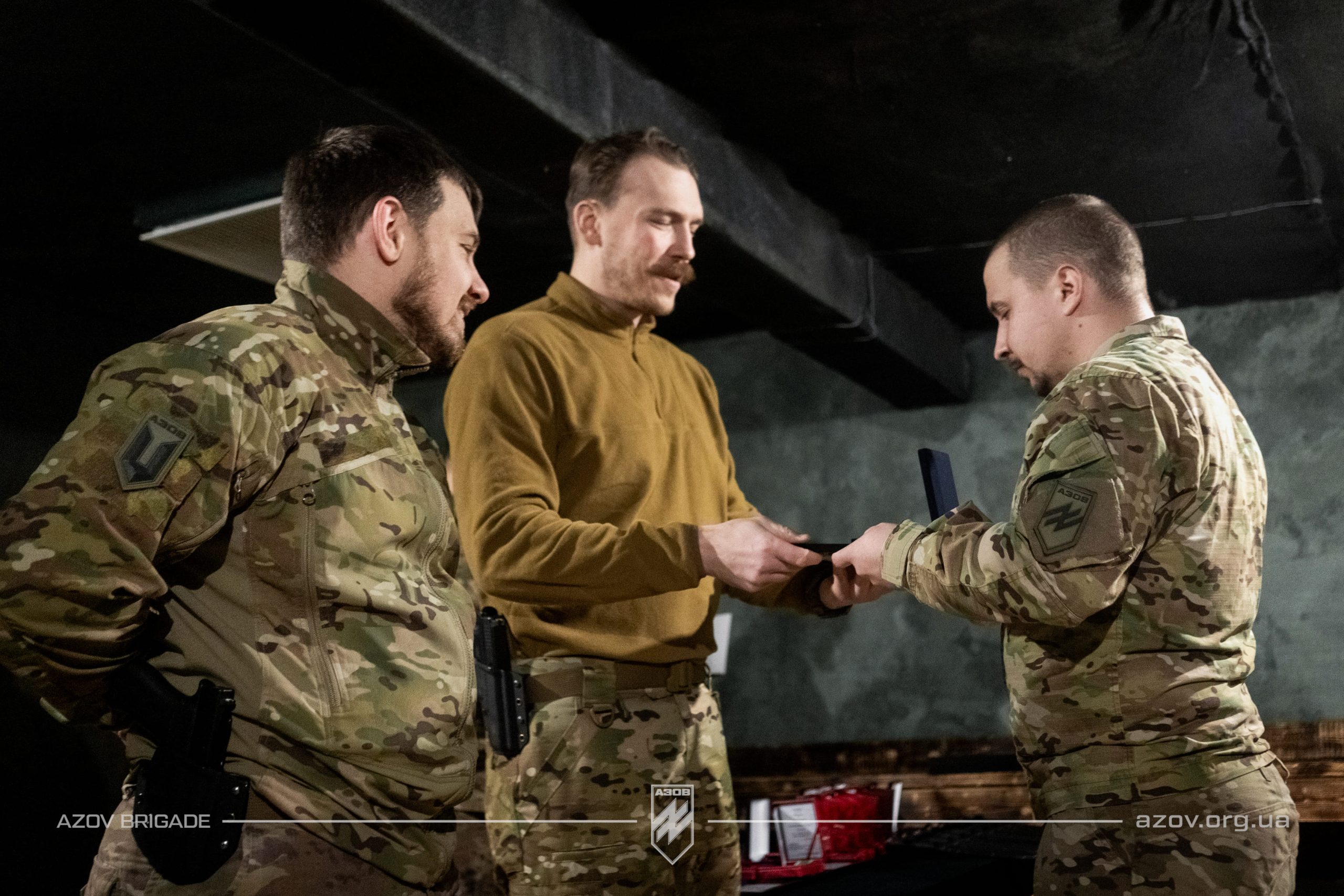 Командир 12-ої бригади спеціального призначення «Азов», полковник Денис Прокопенко відзначив піхотинців 2-го батальйону, які беруть участь в бойових діях на Торецькому напрямку.