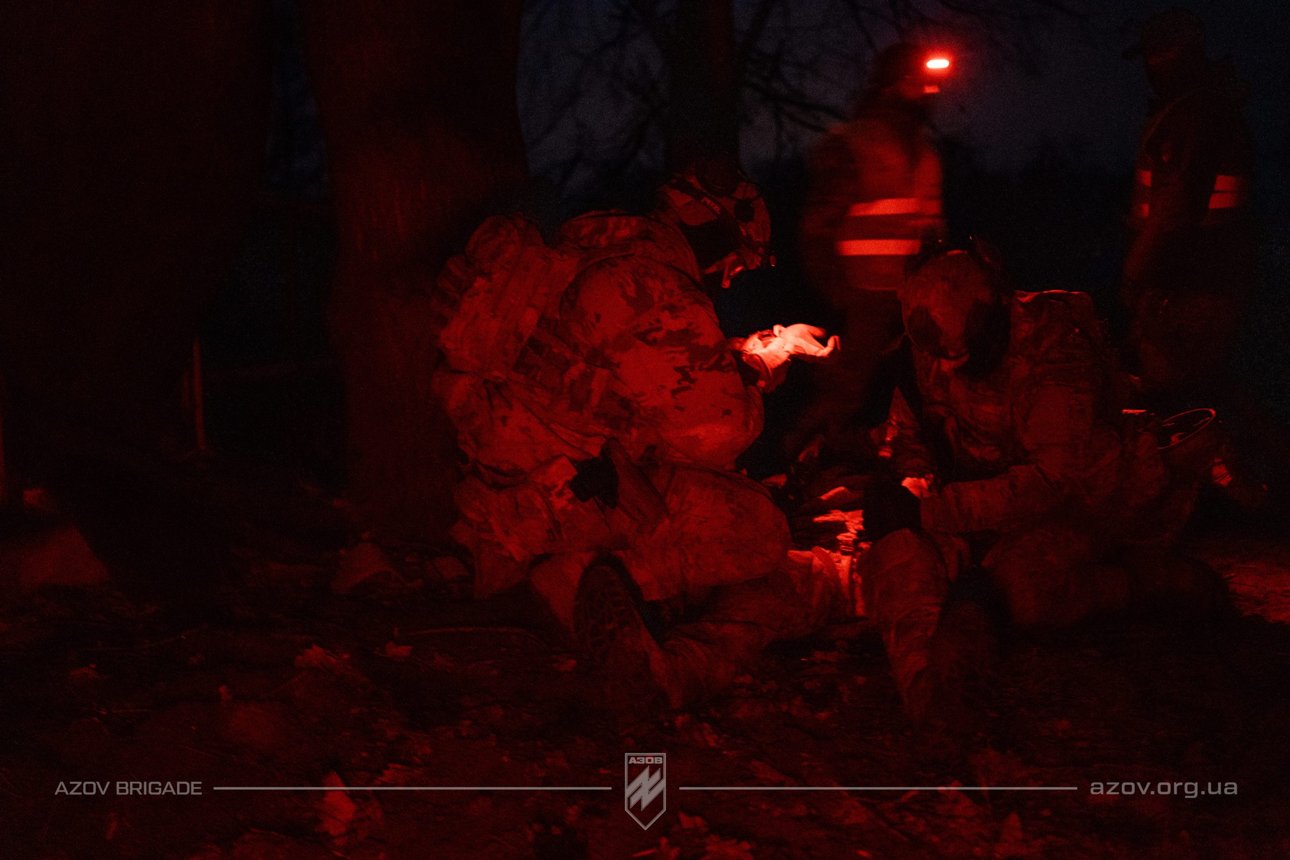 На світлинах – рекрути загону розвідки спеціального призначення 12-ої бригади «Азов» проходять стрес-тест на знання тактичної медицини в екстремальних умовах.