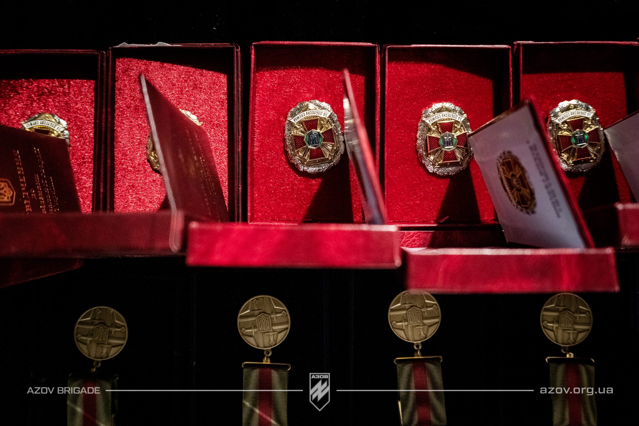 Командир 12-ої бригади спеціального призначення «Азов», полковник Денис Прокопенко відзначив піхотинців 2-го батальйону, які беруть участь в бойових діях на Торецькому напрямку.