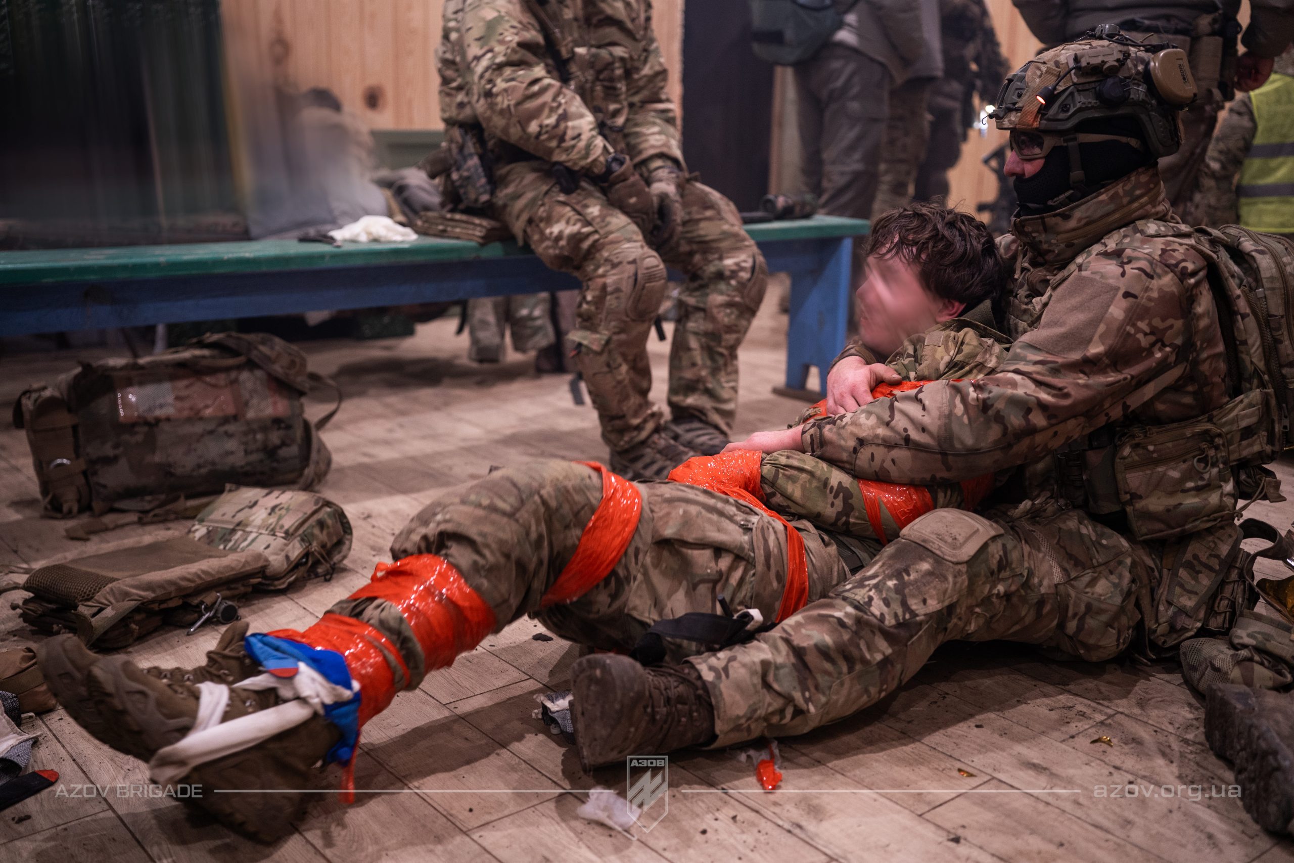 На світлинах – рекрути загону розвідки спеціального призначення 12-ої бригади «Азов» проходять стрес-тест на знання тактичної медицини в екстремальних умовах.