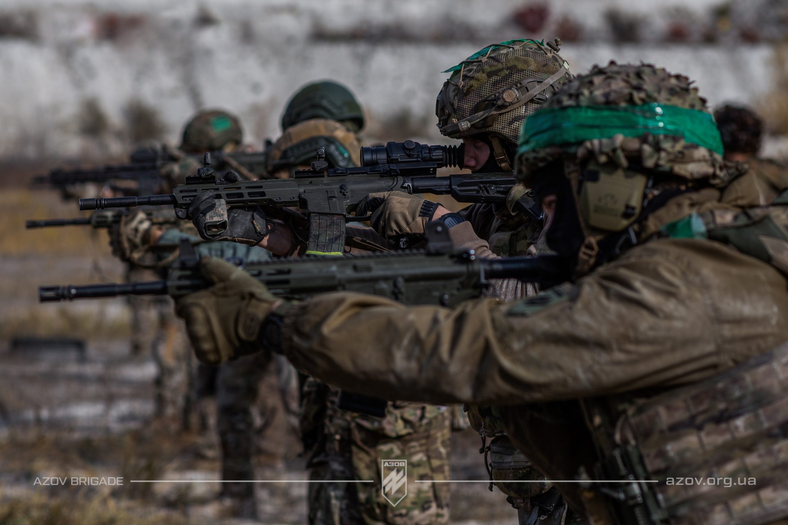 На світлинах – бійці 12-ої бригади спеціального призначення «Азов» з українською технікою та зброєю. 