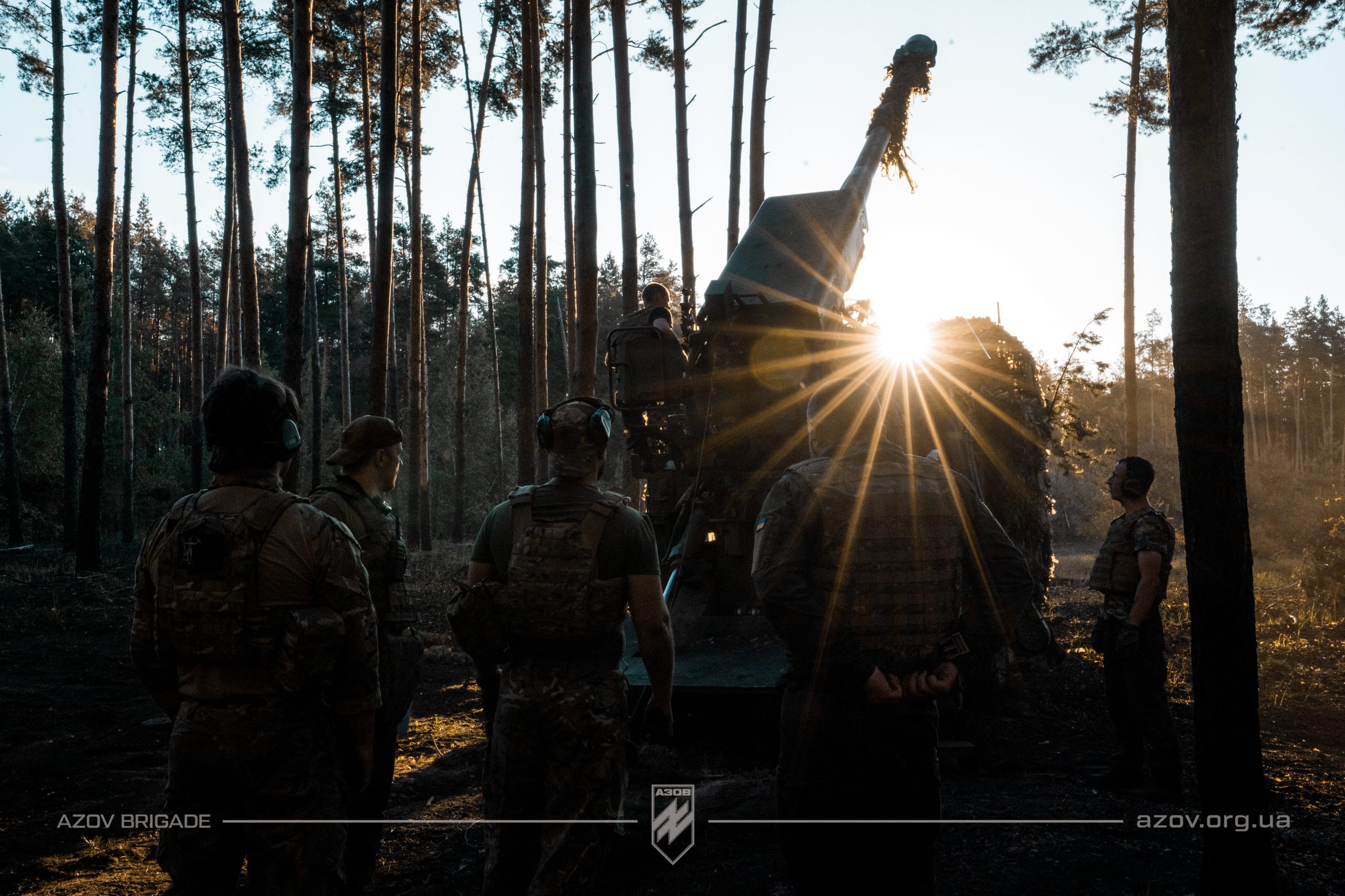 На світлинах – бійці 12-ої бригади спеціального призначення «Азов» з українською технікою та зброєю. 