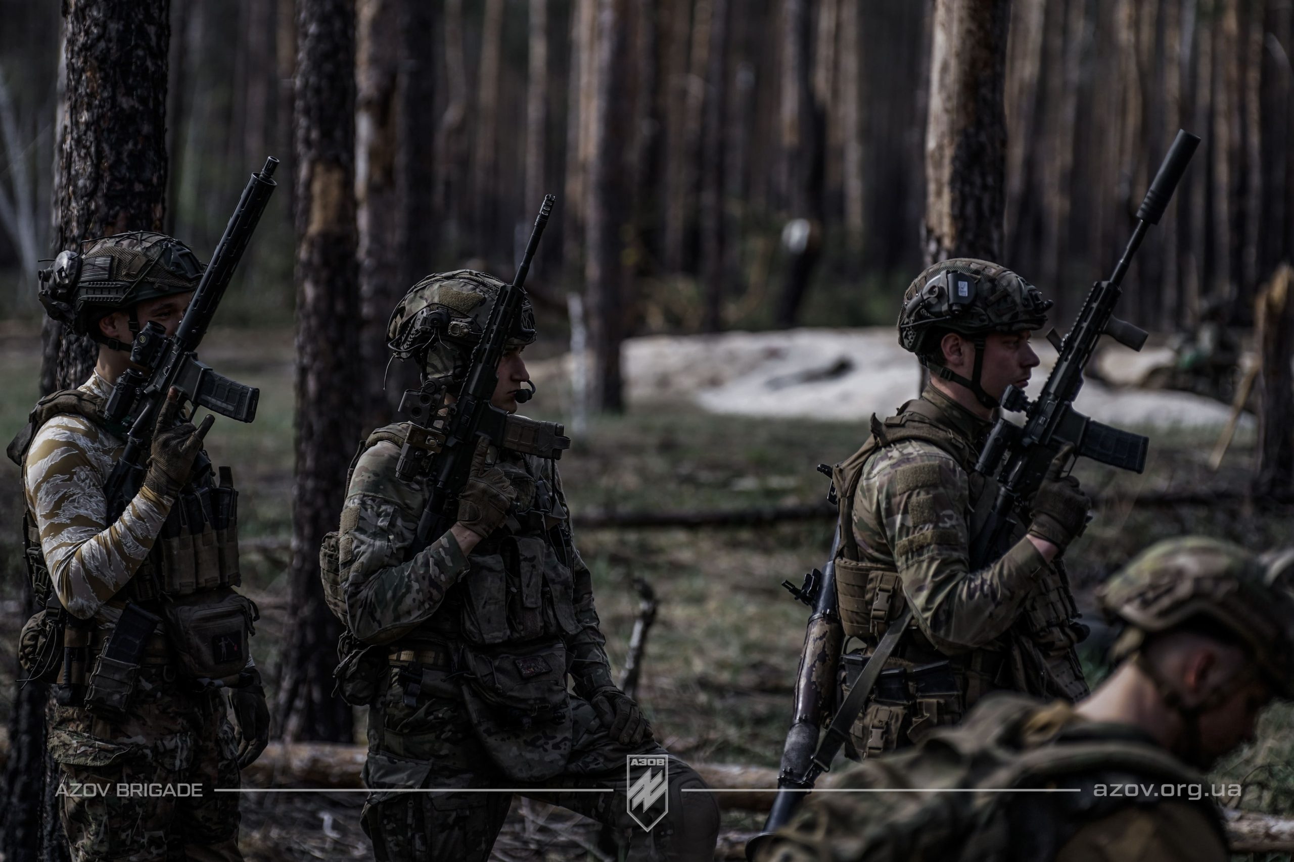 На світлинах – бійці 12-ої бригади спеціального призначення «Азов» з українською технікою та зброєю. 