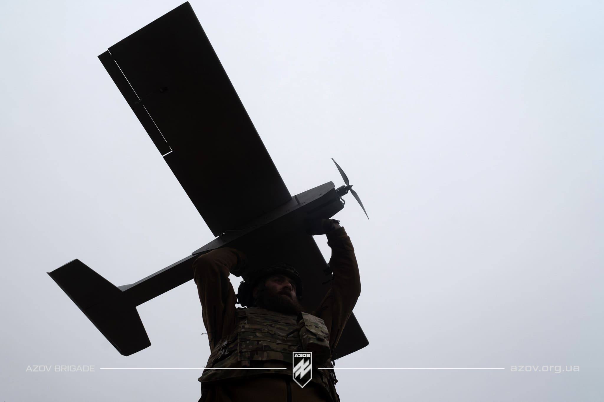 На світлинах – бійці 12-ої бригади спеціального призначення «Азов» з українською технікою та зброєю. 