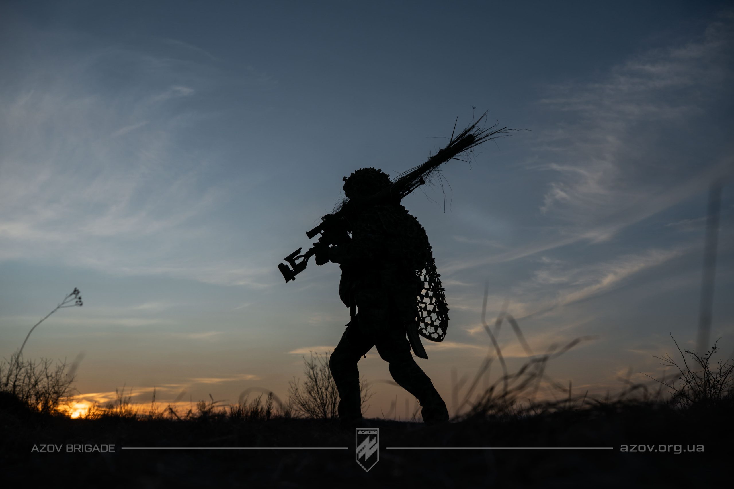 На світлинах – тренування бійців загону снайперів 12-ої бригади «Азов» на Торецькому напрямку.