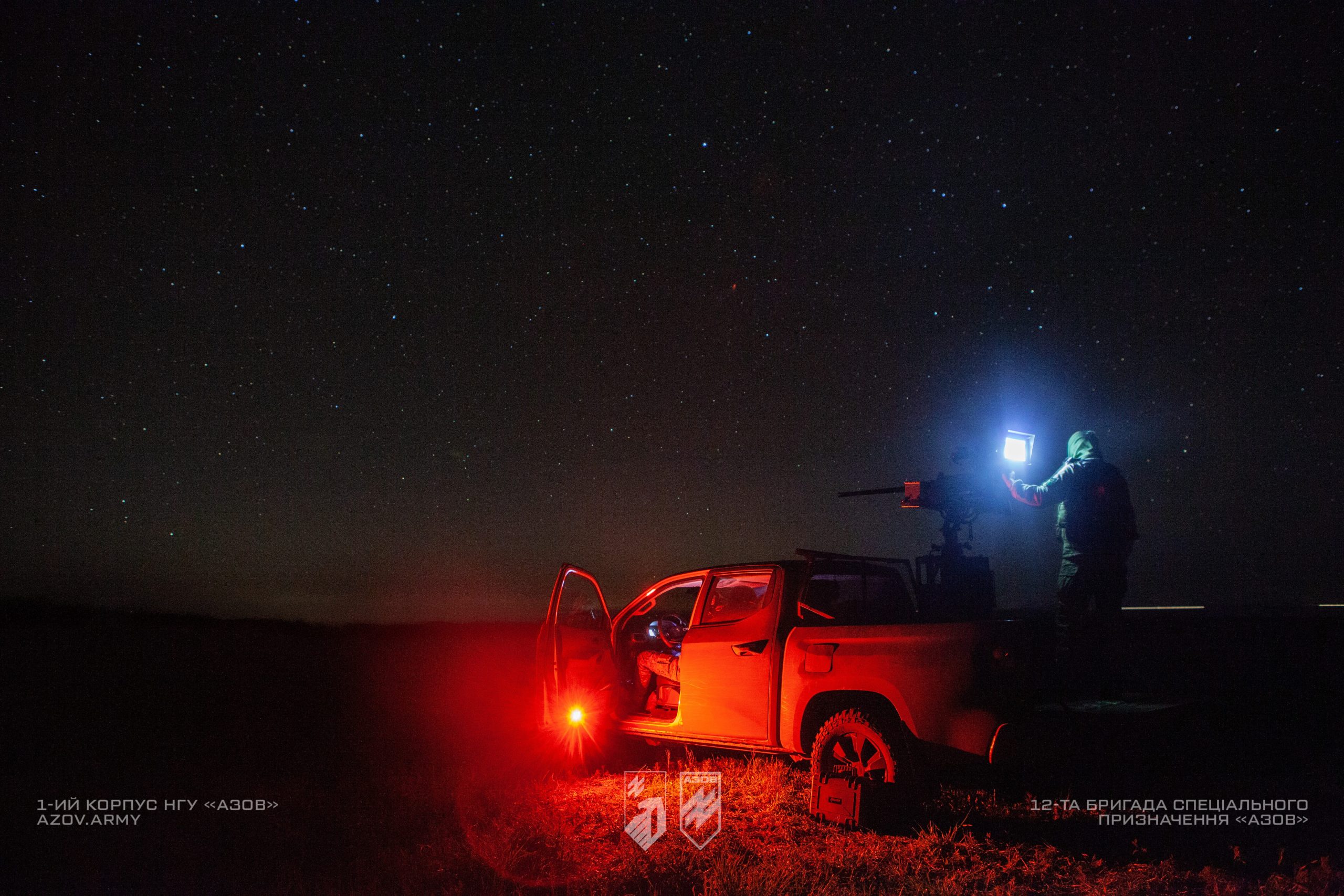 На світлинах – бійці мобільної вогневої групи ППО 12-ої бригади «Азов» слідкують за небом Донеччини.