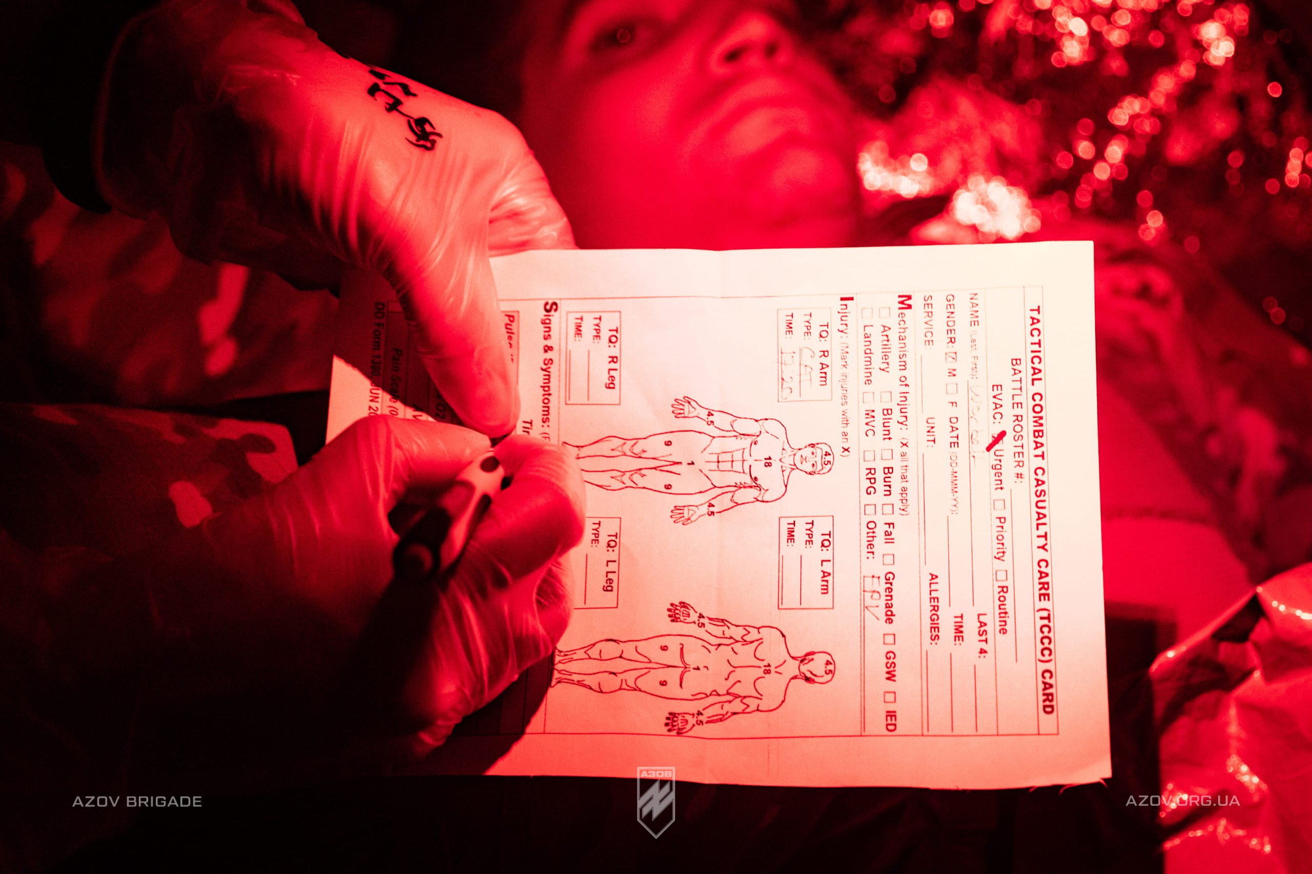 Бійці інтернаціонального батальйону 12-ої бригади «Азов» на тренуваннях з тактичної медицини.