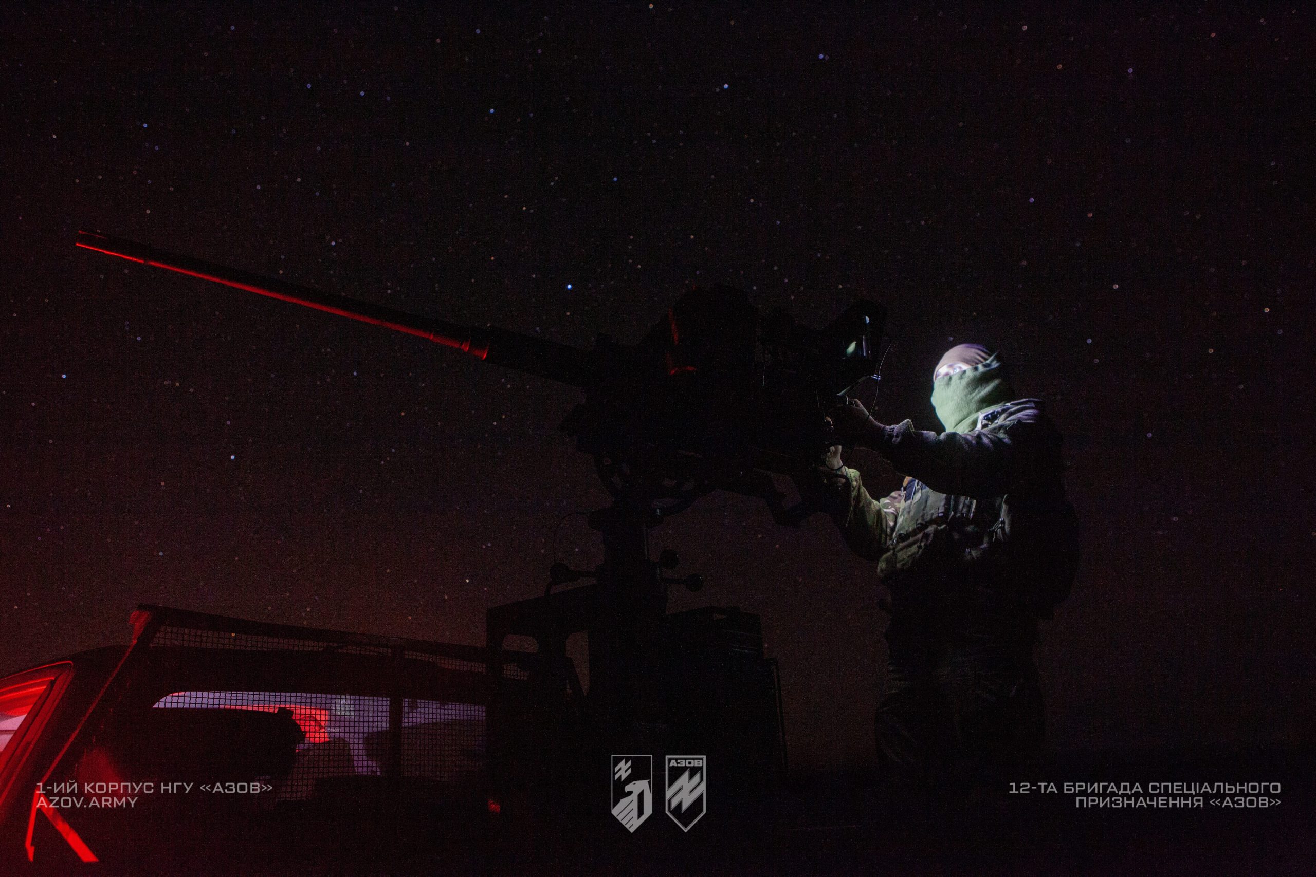 На світлинах – бійці мобільної вогневої групи ППО 12-ої бригади «Азов» слідкують за небом Донеччини.