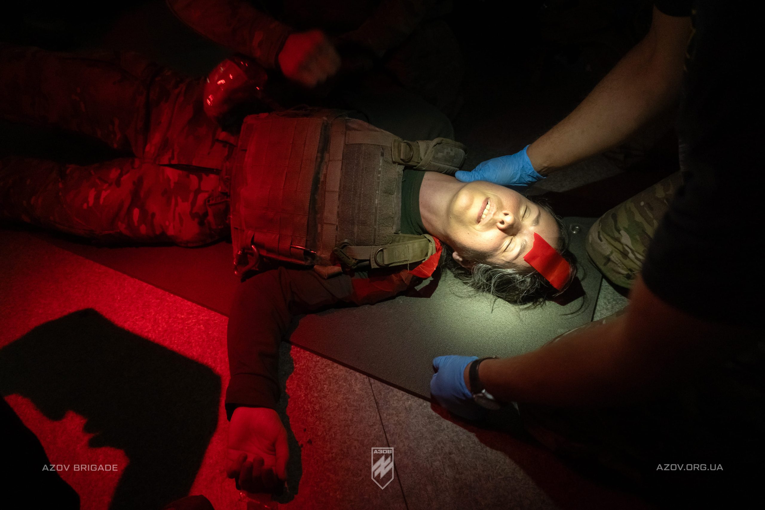 Бійці інтернаціонального батальйону 12-ої бригади «Азов» на тренуваннях з тактичної медицини.