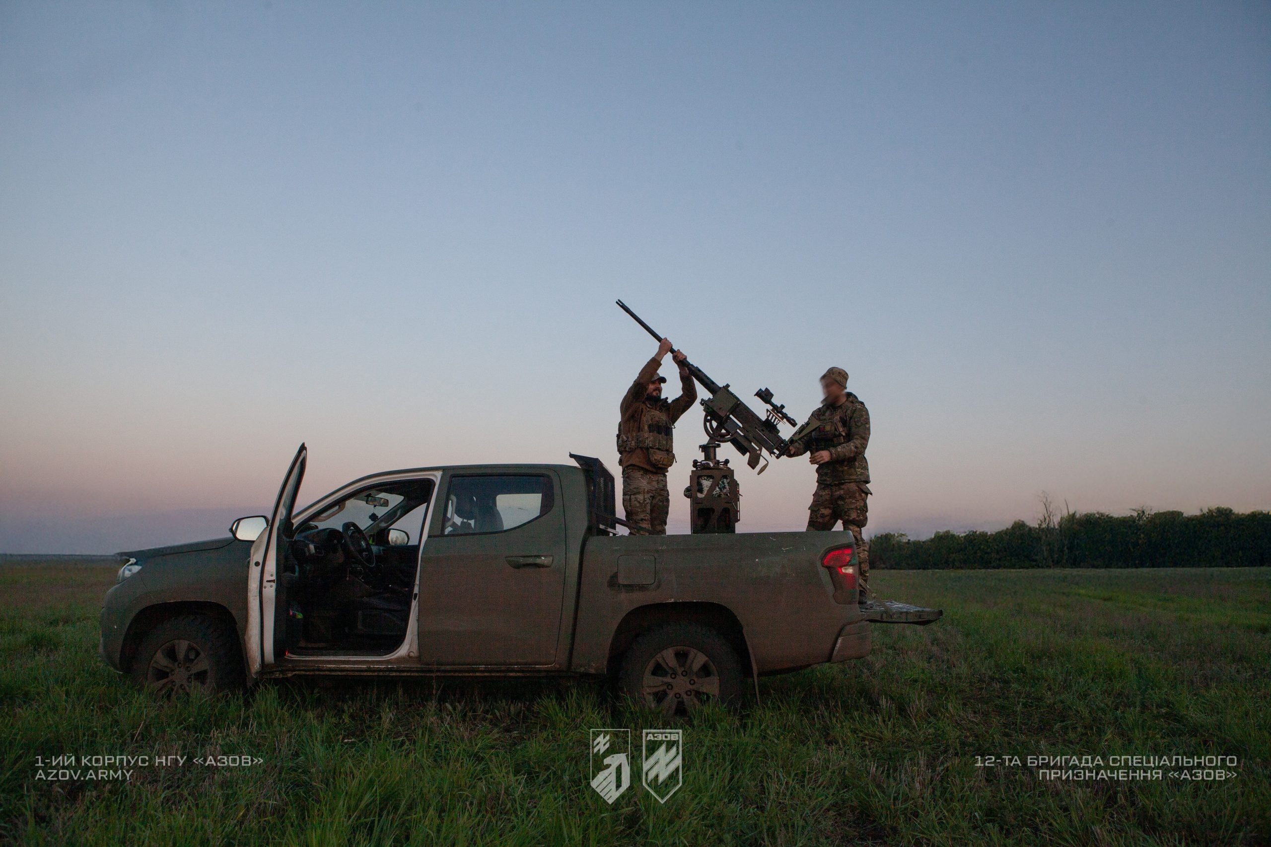 На світлинах – бійці мобільної вогневої групи ППО 12-ої бригади «Азов» слідкують за небом Донеччини.