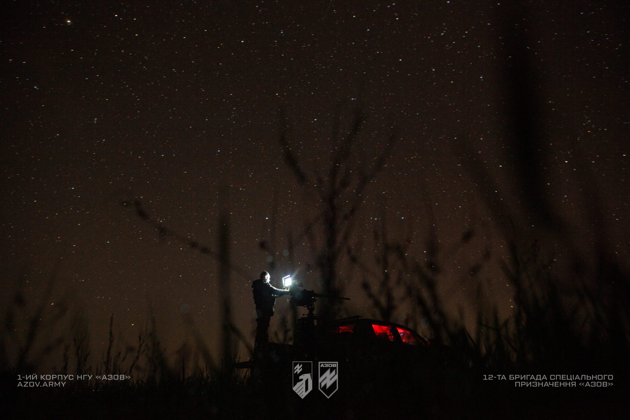 На світлинах – бійці мобільної вогневої групи ППО 12-ої бригади «Азов» слідкують за небом Донеччини.