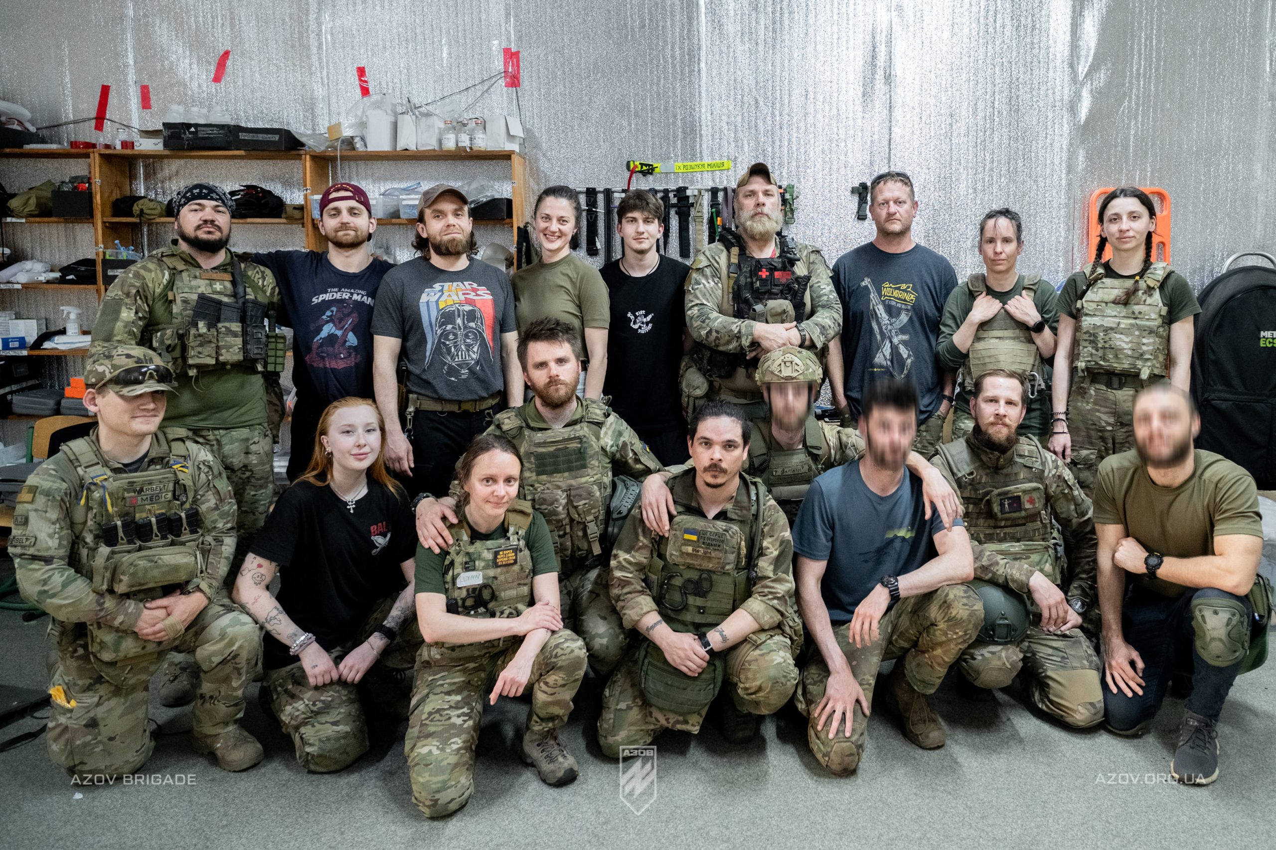 Бійці інтернаціонального батальйону 12-ої бригади «Азов» на тренуваннях з тактичної медицини.