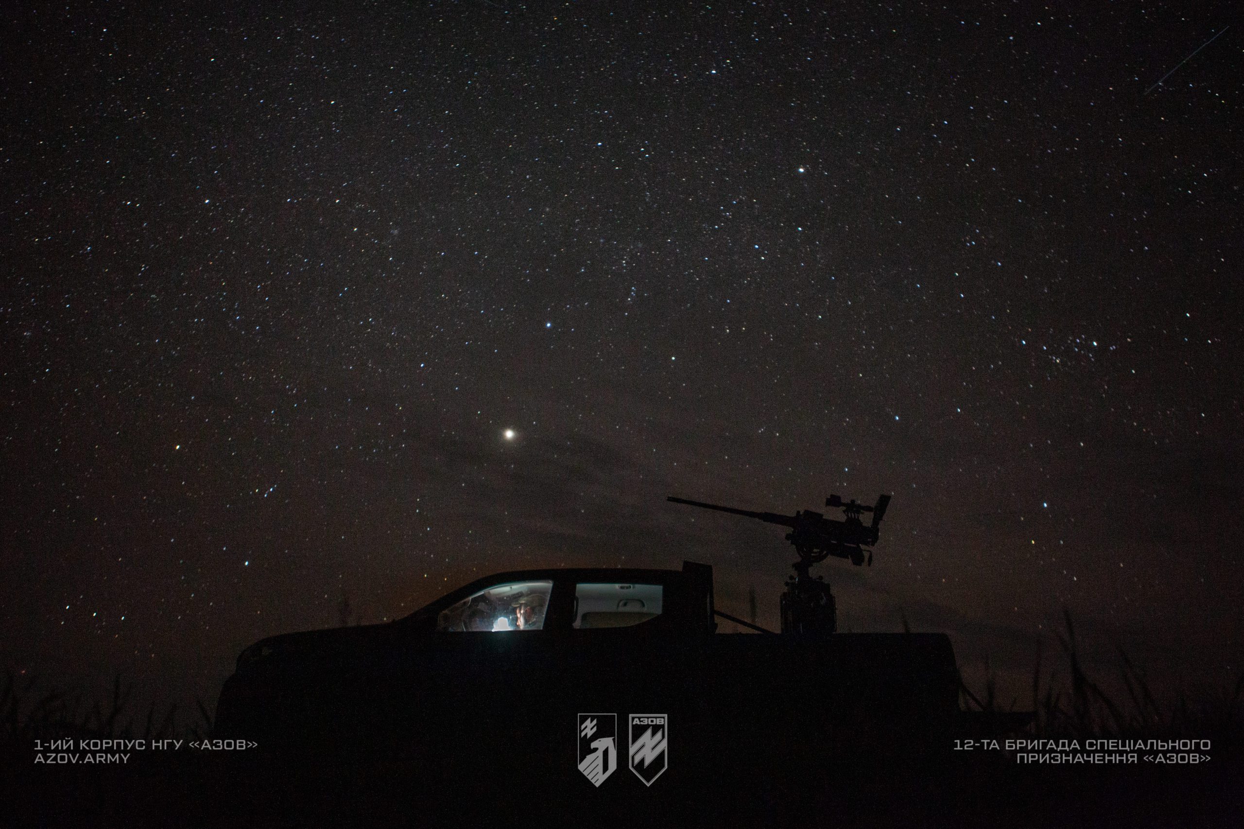 На світлинах – бійці мобільної вогневої групи ППО 12-ої бригади «Азов» слідкують за небом Донеччини.