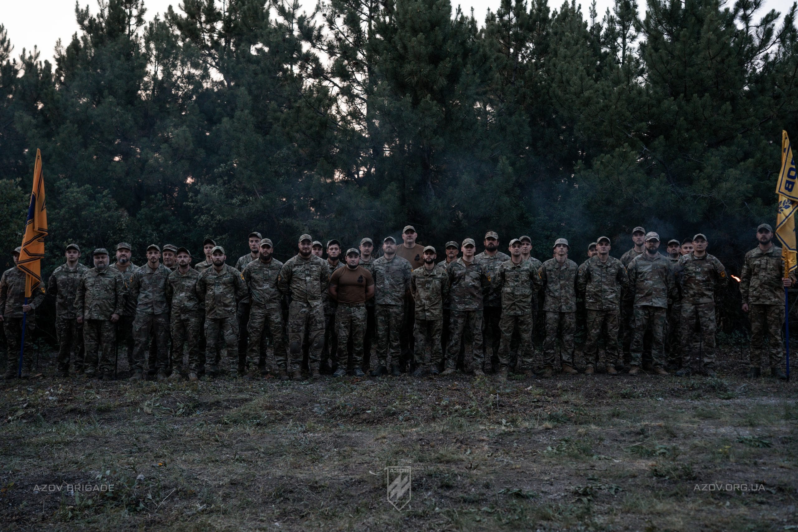 Командир 12-ої бригади спеціального призначення «Азов», підполковник Богдан «Пугач» Грішенков вручив бійцям бригадної артилерійської групи азовські шеврони і дострокові (позачергові) сержантські та офіцерські звання.