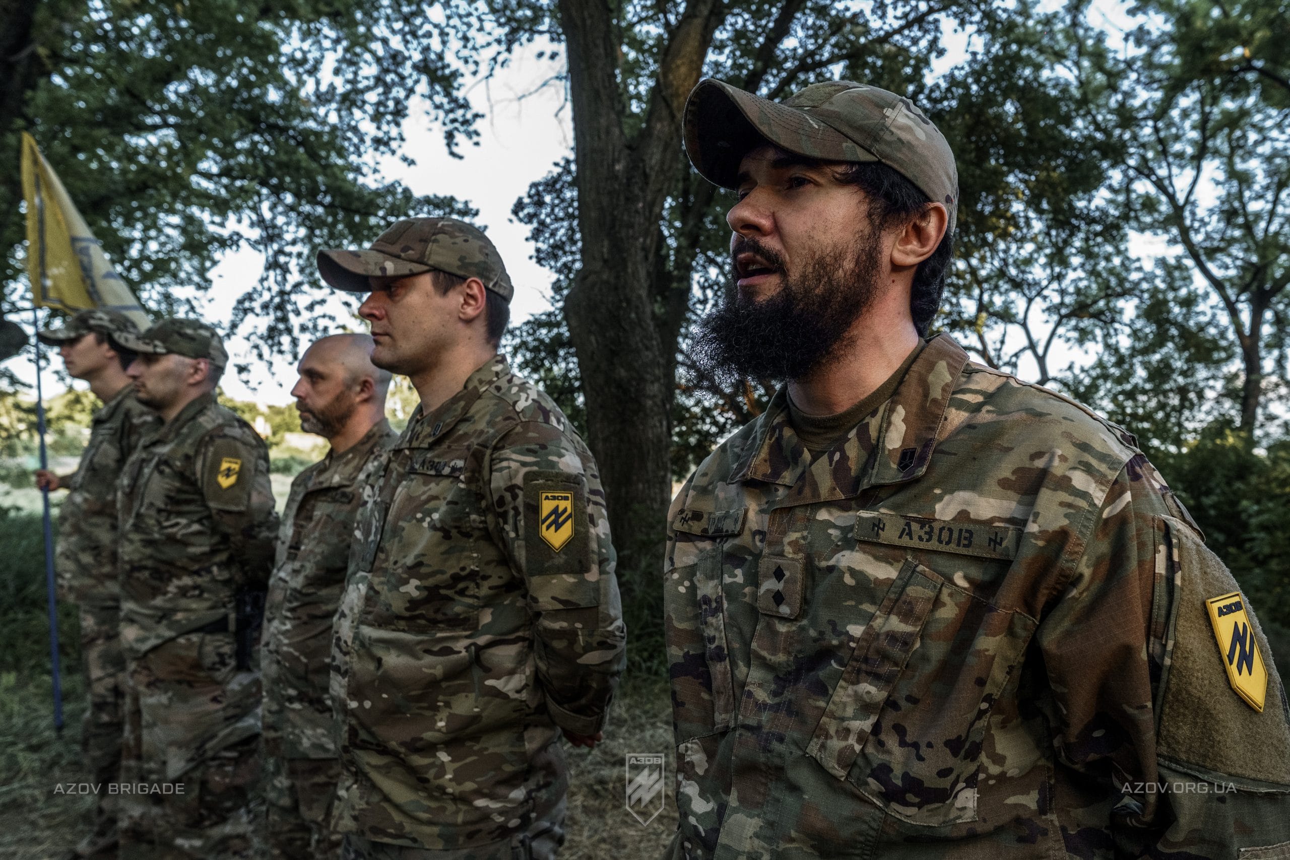 Бійці взводу вогневої підтримки 1-ої роти 1-го батальйону 12-ої бригади «Азов» отримали шеврони свого підрозділу від командування роти і батальйону.