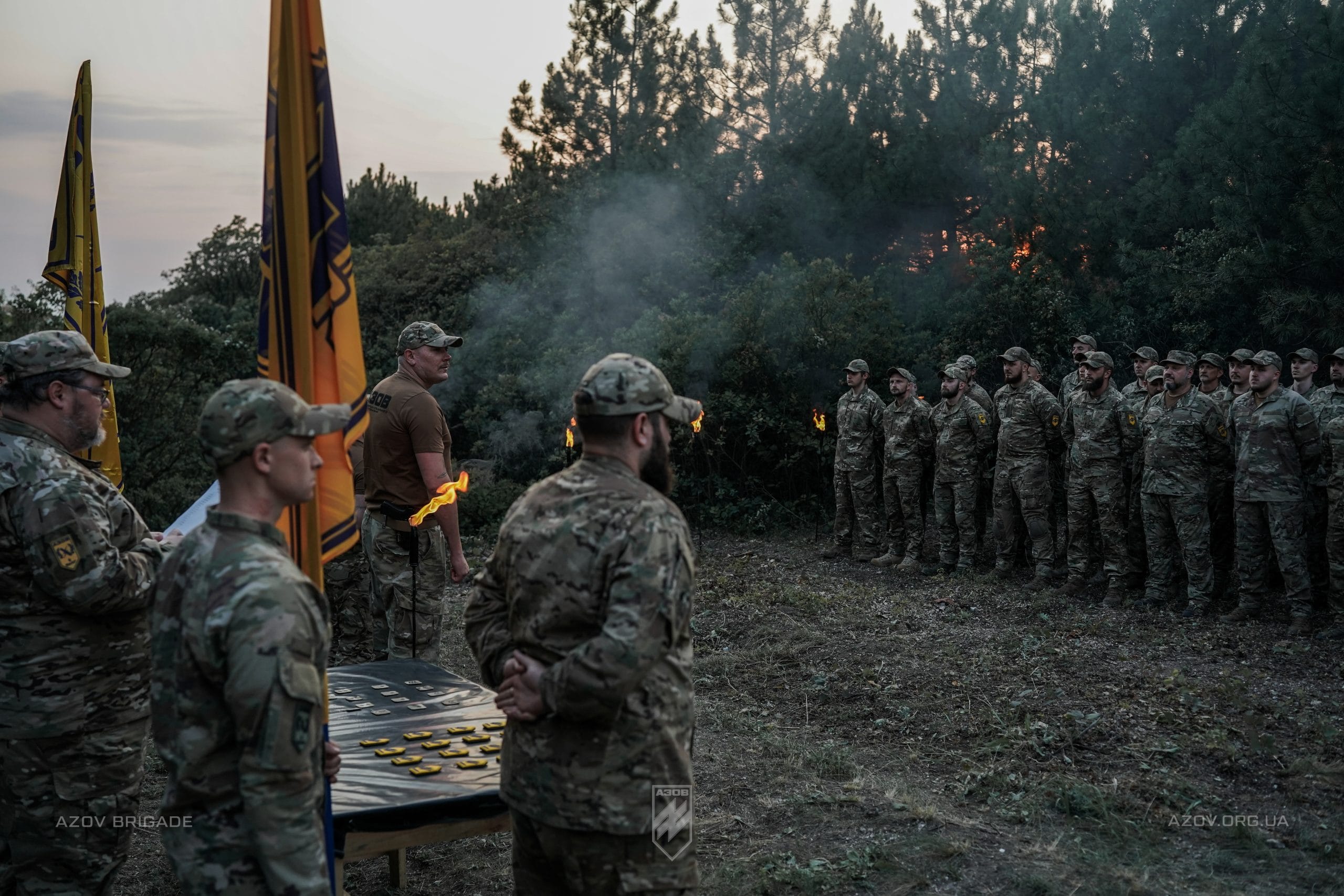 Командир 12-ої бригади спеціального призначення «Азов», підполковник Богдан «Пугач» Грішенков вручив бійцям бригадної артилерійської групи азовські шеврони і дострокові (позачергові) сержантські та офіцерські звання.