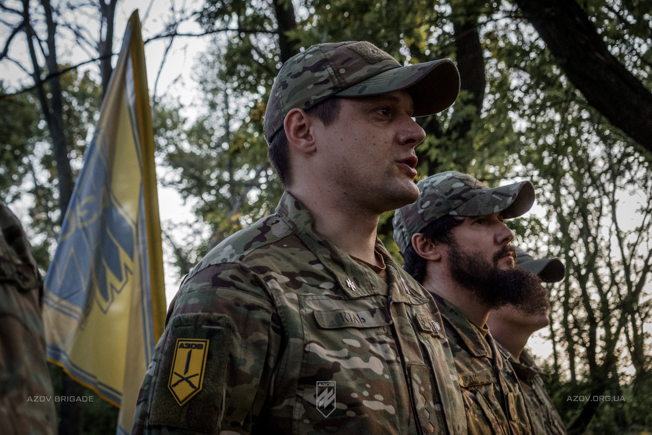 Бійці взводу вогневої підтримки 1-ої роти 1-го батальйону 12-ої бригади «Азов» отримали шеврони свого підрозділу від командування роти і батальйону.