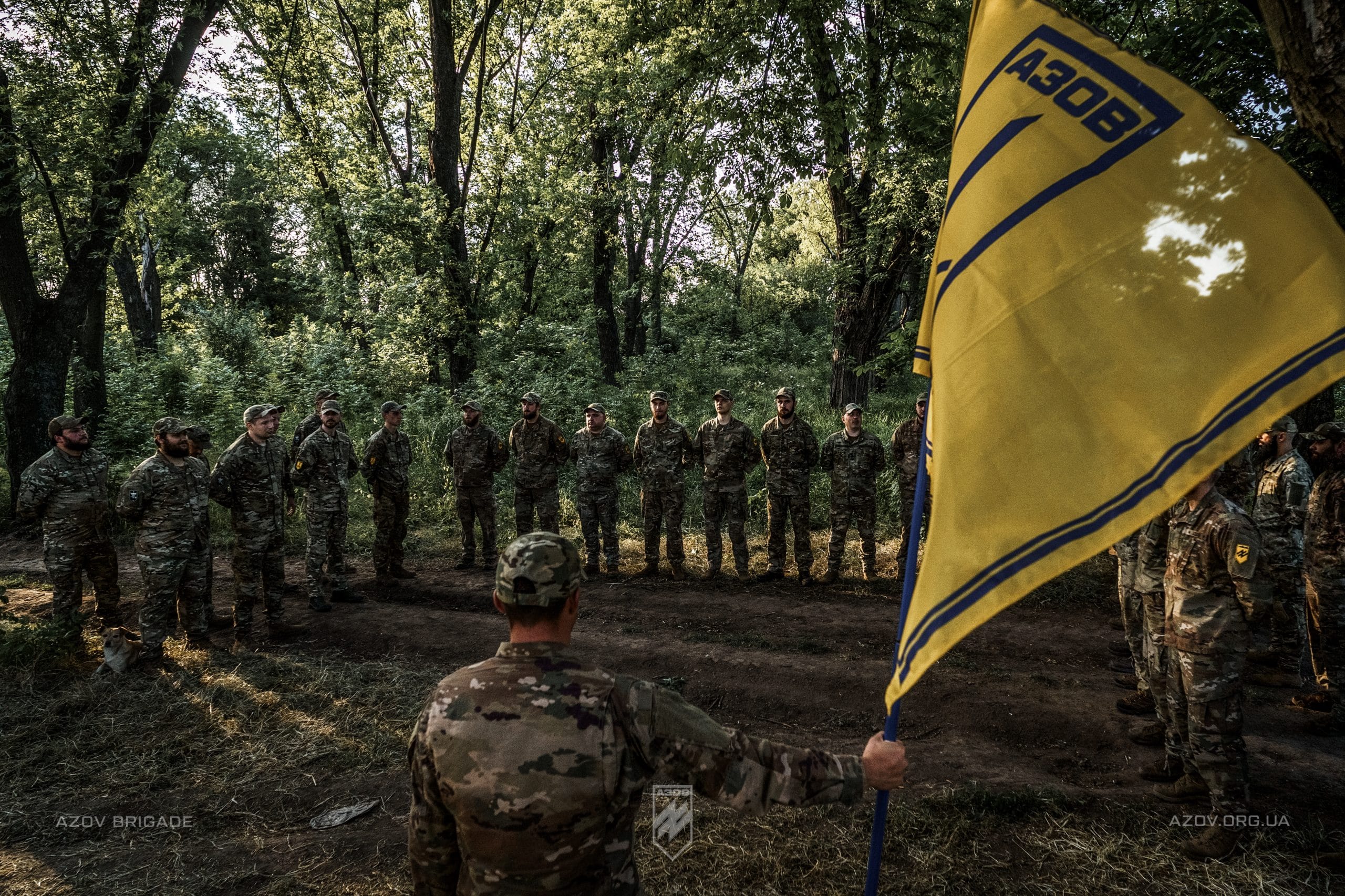 Бійці взводу вогневої підтримки 1-ої роти 1-го батальйону 12-ої бригади «Азов» отримали шеврони свого підрозділу від командування роти і батальйону.