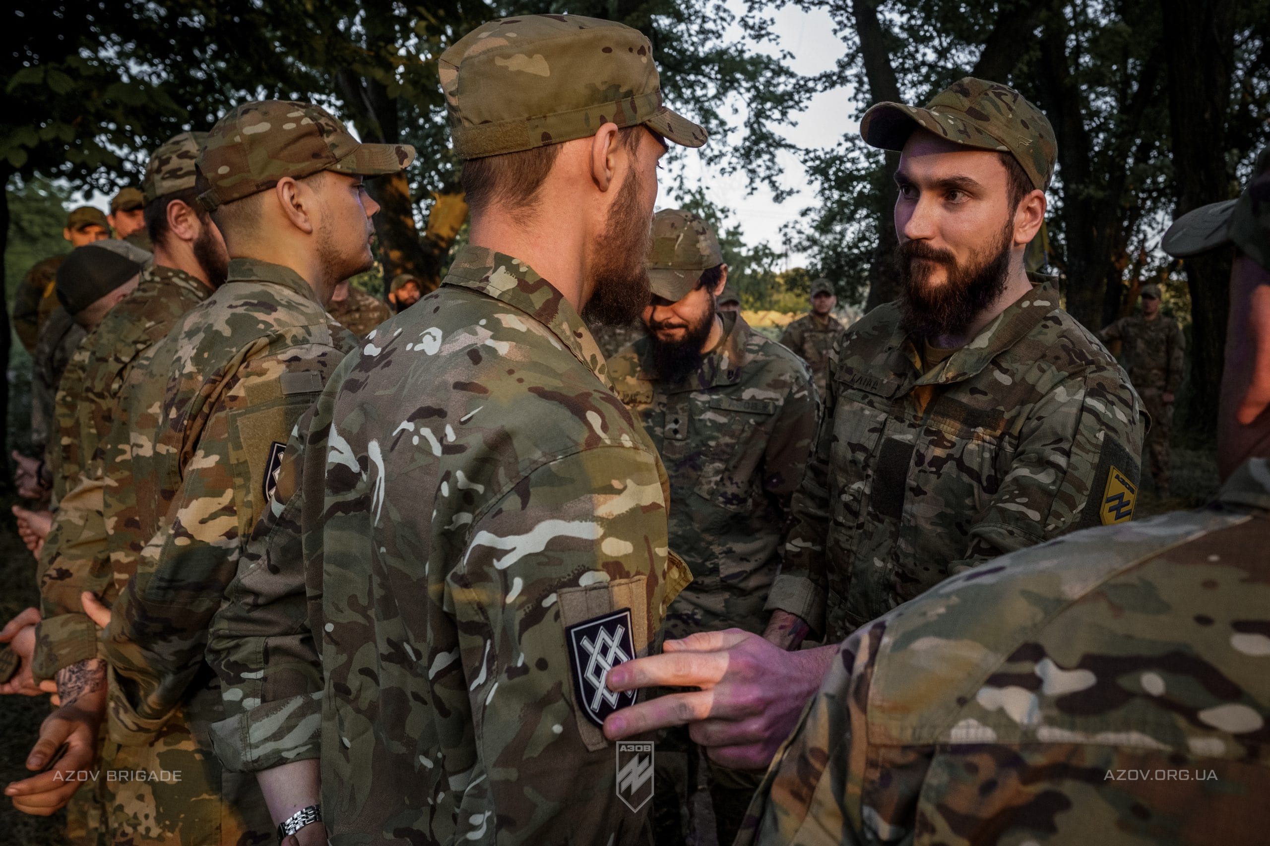 Бійці взводу вогневої підтримки 1-ої роти 1-го батальйону 12-ої бригади «Азов» отримали шеврони свого підрозділу від командування роти і батальйону.