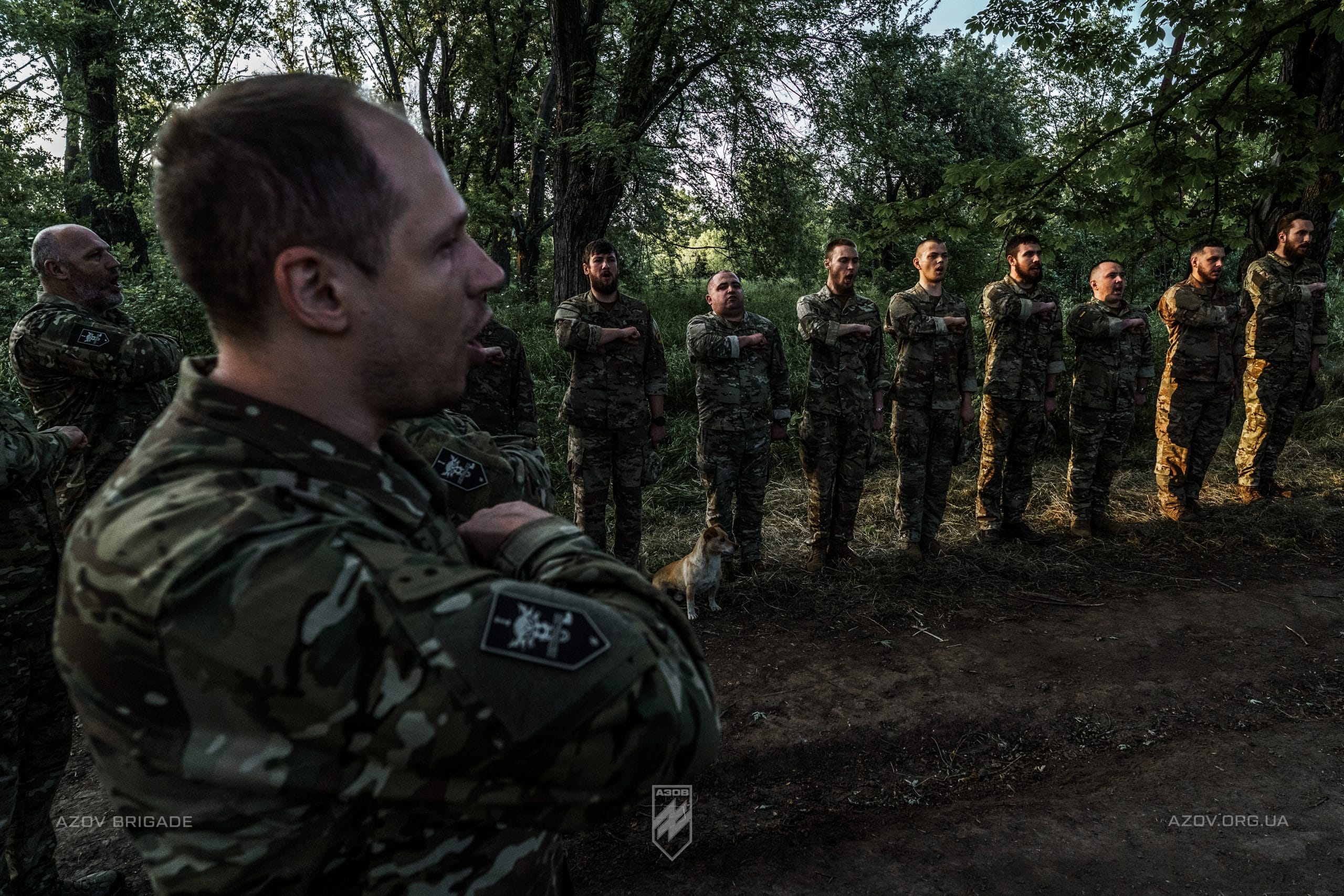 Бійці взводу вогневої підтримки 1-ої роти 1-го батальйону 12-ої бригади «Азов» отримали шеврони свого підрозділу від командування роти і батальйону.
