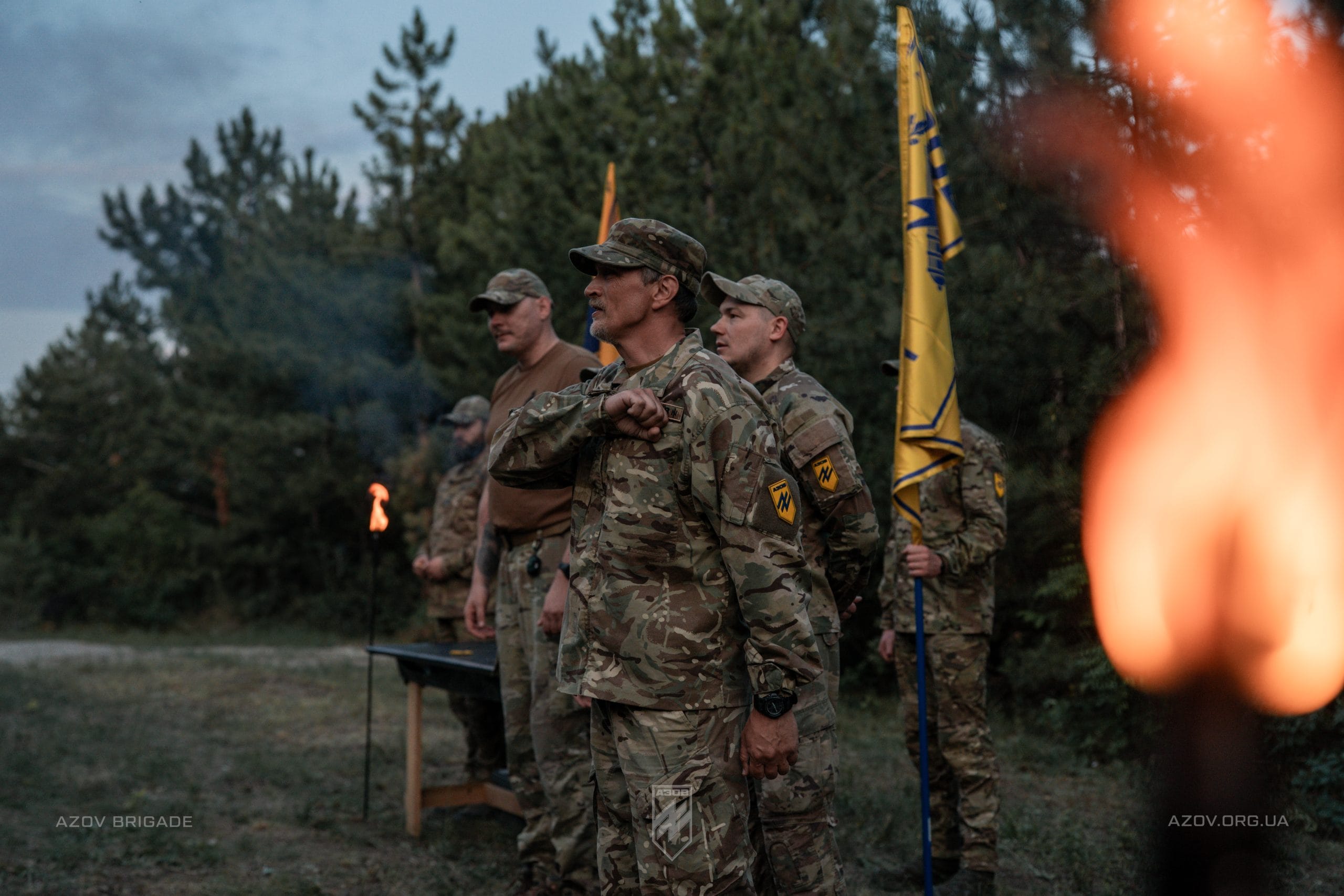 Командир 12-ої бригади спеціального призначення «Азов», підполковник Богдан «Пугач» Грішенков вручив бійцям бригадної артилерійської групи азовські шеврони і дострокові (позачергові) сержантські та офіцерські звання.