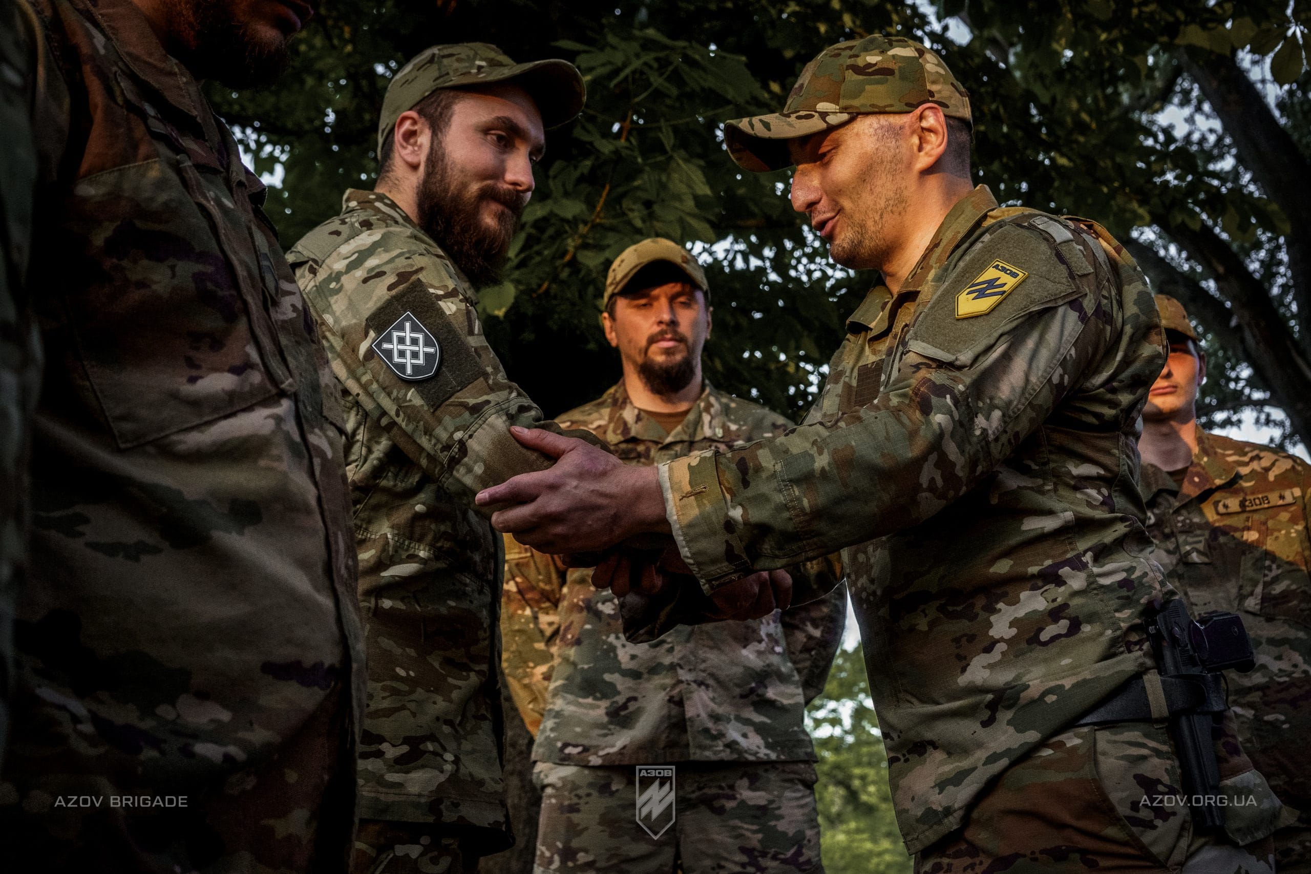 Бійці взводу вогневої підтримки 1-ої роти 1-го батальйону 12-ої бригади «Азов» отримали шеврони свого підрозділу від командування роти і батальйону.