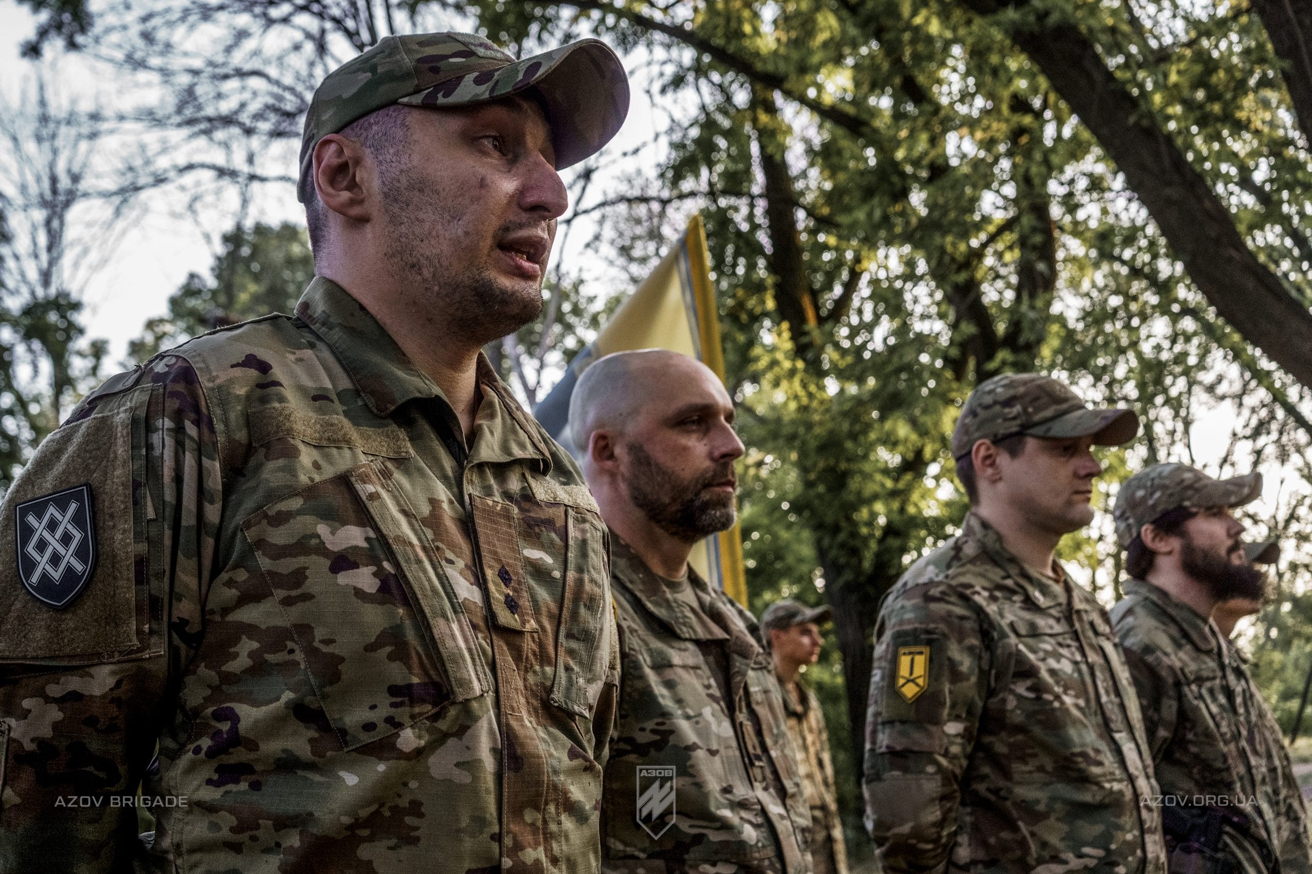 Бійці взводу вогневої підтримки 1-ої роти 1-го батальйону 12-ої бригади «Азов» отримали шеврони свого підрозділу від командування роти і батальйону.