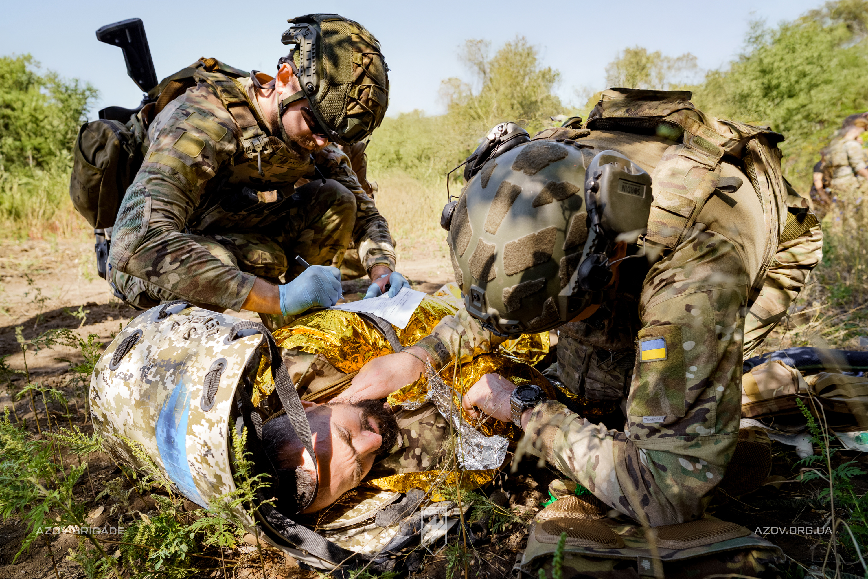 На світлинах – екзамен з TCCC для офіцерів бригадної артилерійської групи 12-ої бригади спеціального призначення «Азов».