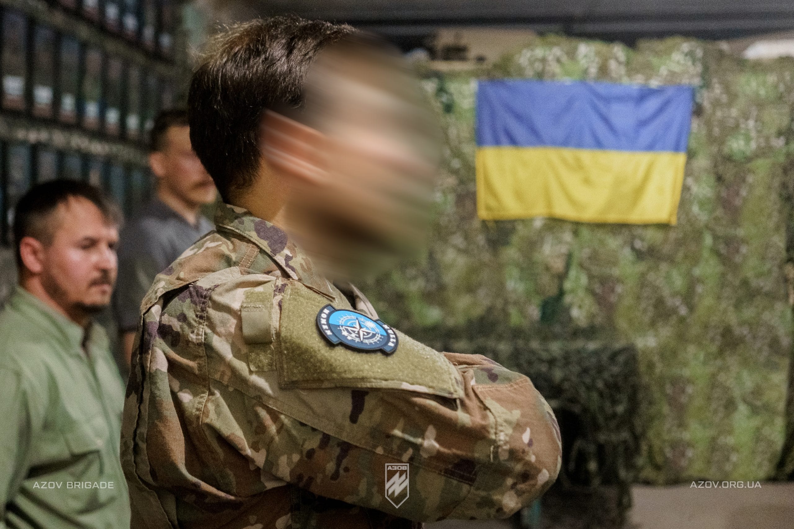 Командир 1-го корпусу НГУ «Азов», полковник Денис «Редіс» Прокопенко, вручив бійцям Nulla Nomen - першої групи загону розвідки спеціального призначення 12-ї бригади «Азов» - шеврони.