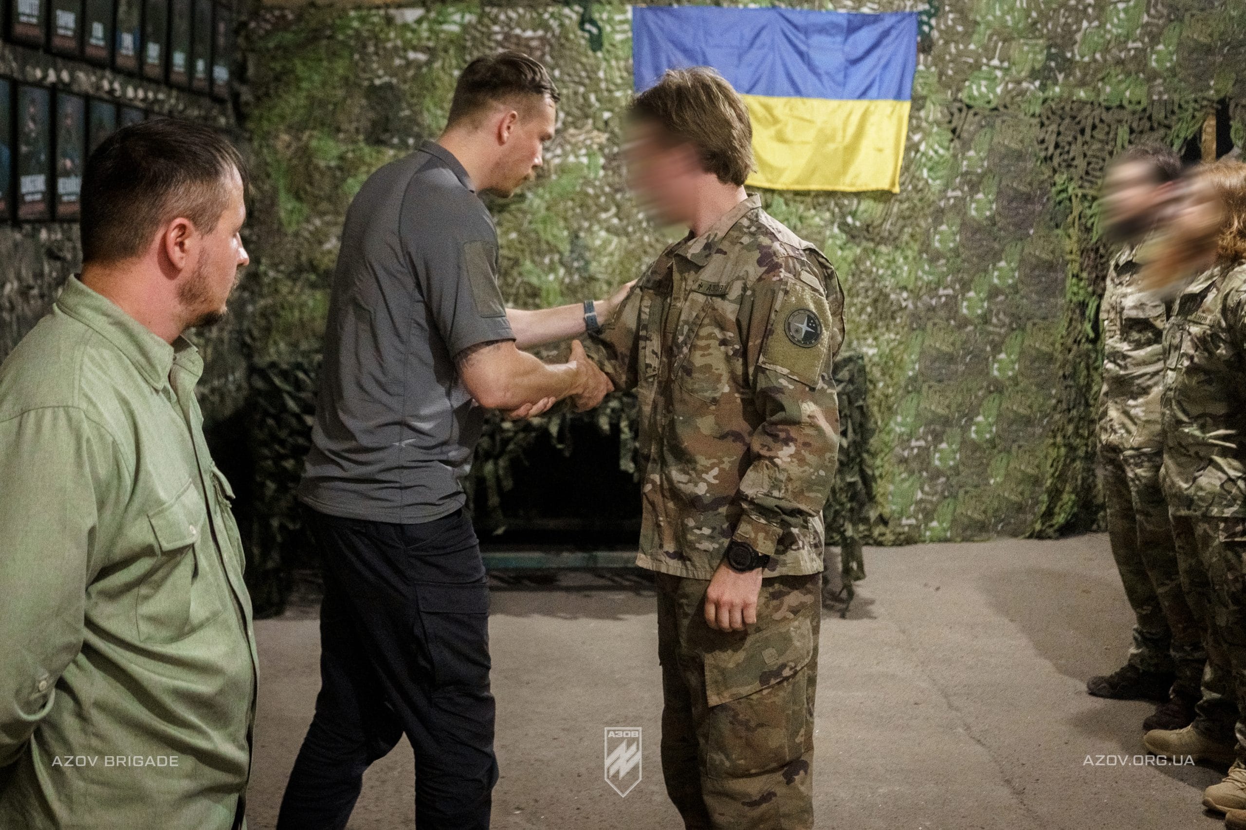 Командир 1-го корпусу НГУ «Азов», полковник Денис «Редіс» Прокопенко, вручив бійцям Nulla Nomen - першої групи загону розвідки спеціального призначення 12-ї бригади «Азов» - шеврони.