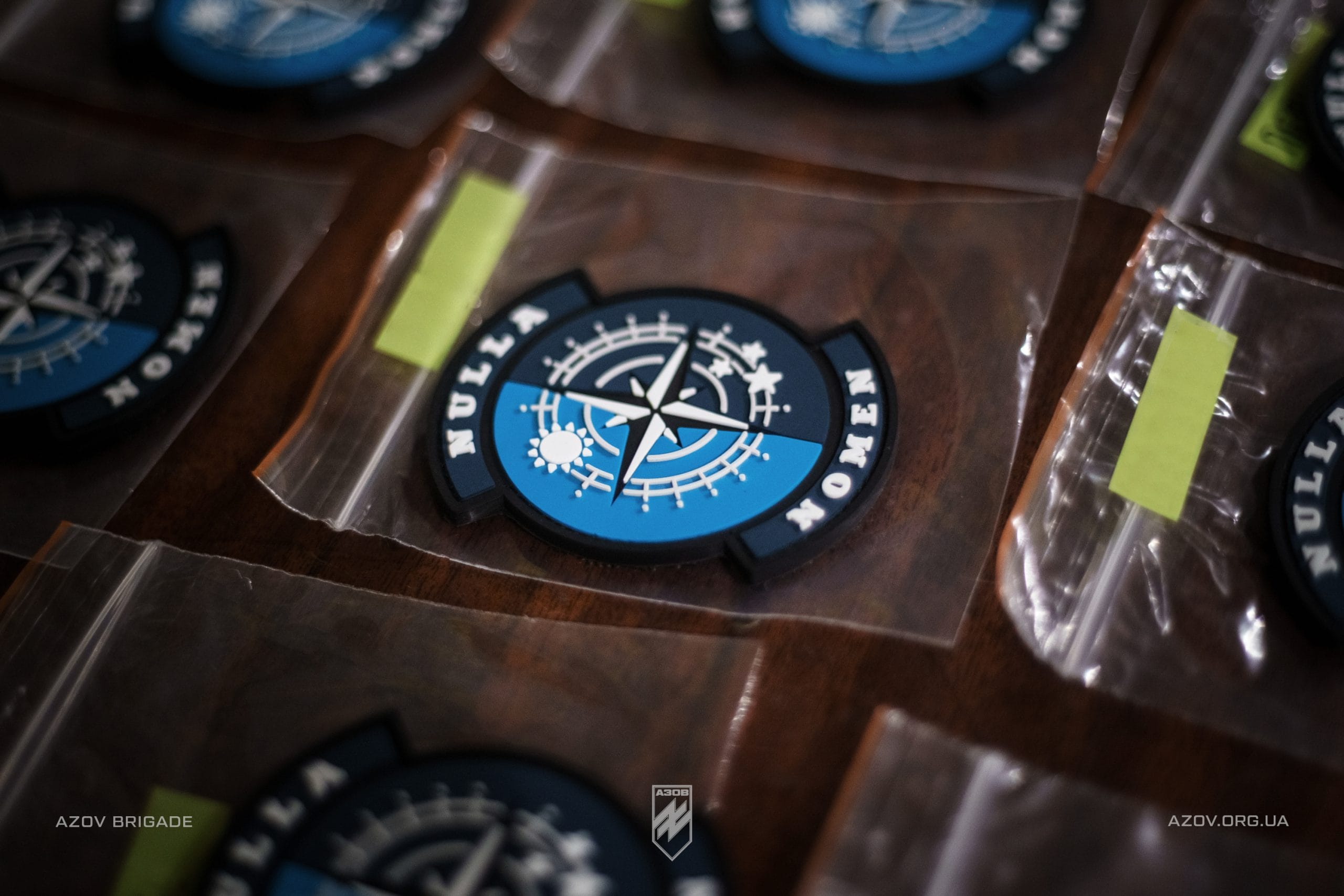Командир 1-го корпусу НГУ «Азов», полковник Денис «Редіс» Прокопенко, вручив бійцям Nulla Nomen - першої групи загону розвідки спеціального призначення 12-ї бригади «Азов» - шеврони.