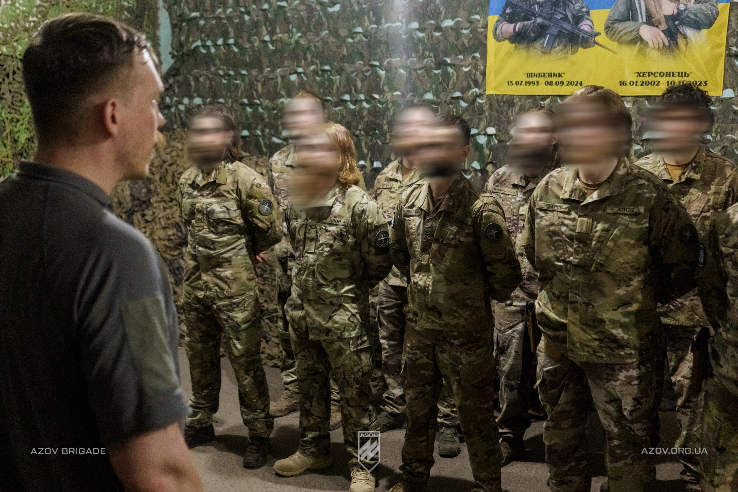 Командир 1-го корпусу НГУ «Азов», полковник Денис «Редіс» Прокопенко, вручив бійцям Nulla Nomen - першої групи загону розвідки спеціального призначення 12-ї бригади «Азов» - шеврони.